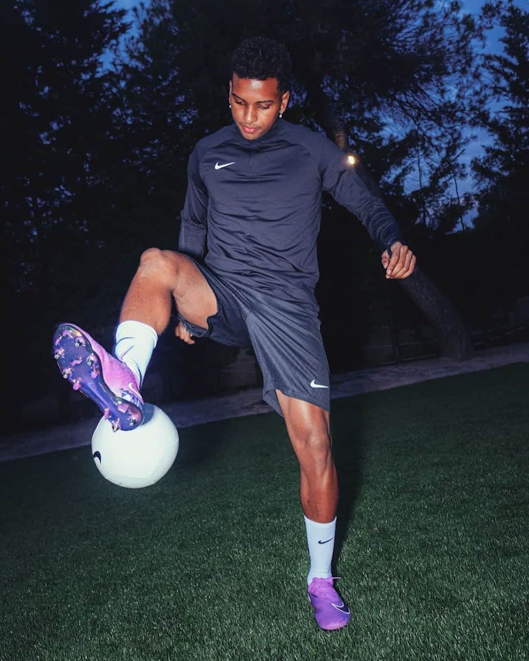 ロドリゴ・ゴエスのインスタグラム：「The sound of precision is here ⛈️🎯  Like @rodrygogoes, stand out on the pitch with electric play and game changing precision in the all-new Phantom Thunder.  #NikeFootball」