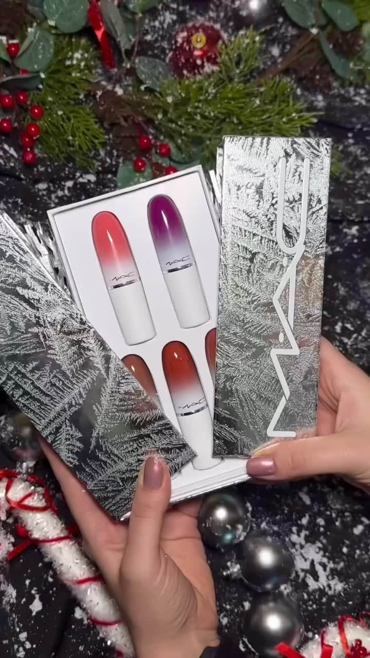 M•A•C Cosmetics Franceのインスタグラム：「Nous avons une #MacSurprise pour vous ! 🤫🎁  Jusqu’au 20 décembre, dès 2 produits achetés parmi notre collection #MacHoliday = -20% de remise sur votre commande* !  C’est l’occasion parfaite de craquer pour les produits les plus ✨magiques ✨ de notre édition limitée.  💋 Rendez-vous sur notre site (lien en bio) et dans nos boutiques pour en profiter !   *Offre valable uniquement sur notre collection de Fêtes de fin d’année.  📹 Regram @yagmuryelgec @maccosmeticsturkiye  #MacCosmetics #MacHoliday #MakeupLovers」