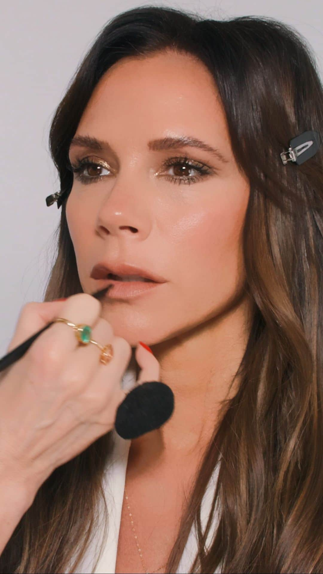 ヴィクトリアベッカムのインスタグラム：「GET READY WITH ME AND @lisaeldridgemakeup   We had such fun filming this! Watch us create a green, sparkling smoky eye look using @victoriabeckhambeauty LID LUSTRE.   Now all I need is an invite to a party!!! Kisses xx  Watch the full video on YouTube (link in bio).」