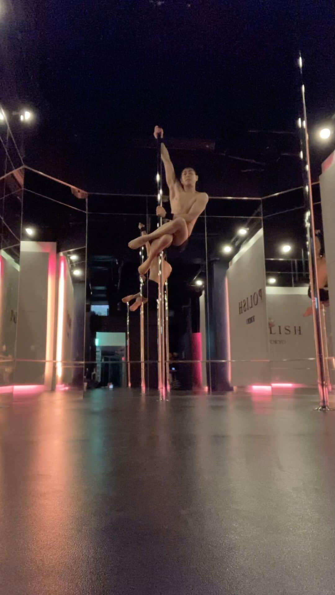 NISHIOのインスタグラム：「Inspired by @tinokla 🙏✨ . . . . . #dance #dancer #performance #performer #pdstaticcombo #pddynamictricks #poledancemotivation #polelove #static #poletrickoftheday #pdcombo #pdtrick #noa #pop #japan #japanese #tokyo #東京 #roppongi #六本木 #polish #ポールダンス #poledance #ダンス #トレーニング #ポールダンサー #ポールダンス初心者 #carnival #burlesque #cabaret」