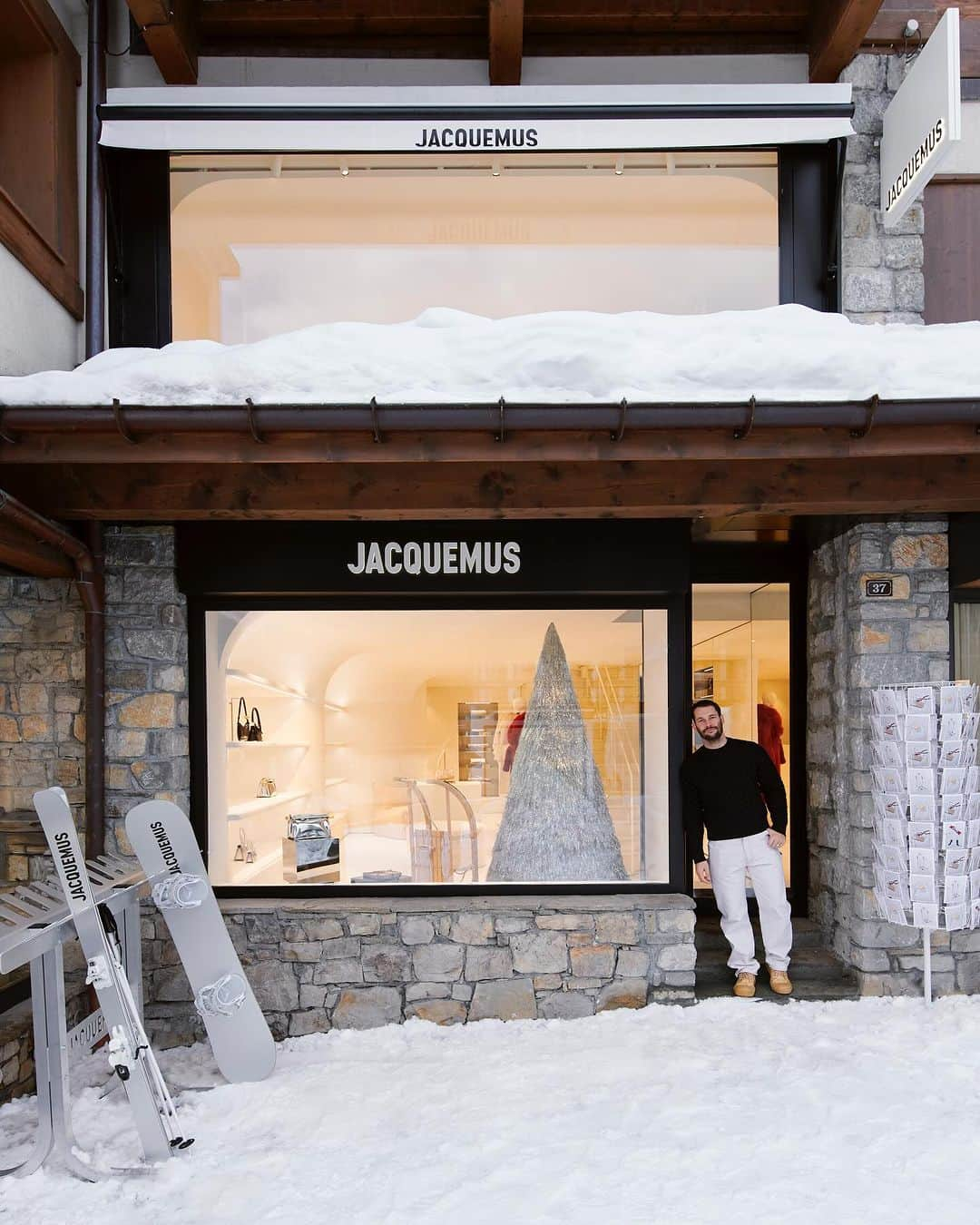 ジャックムスさんのインスタグラム写真 - (ジャックムスInstagram)「NOW OPEN IN COURCHEVEL!!   SO HAPPY, OUR FIRST MOUNTAIN SHOP!  « LES VACANCES AU SKI DE JACQUEMUS »   a very special thank to Courchevel for the warm welcome!  Images by @yoannetmarco」12月11日 3時55分 - jacquemus