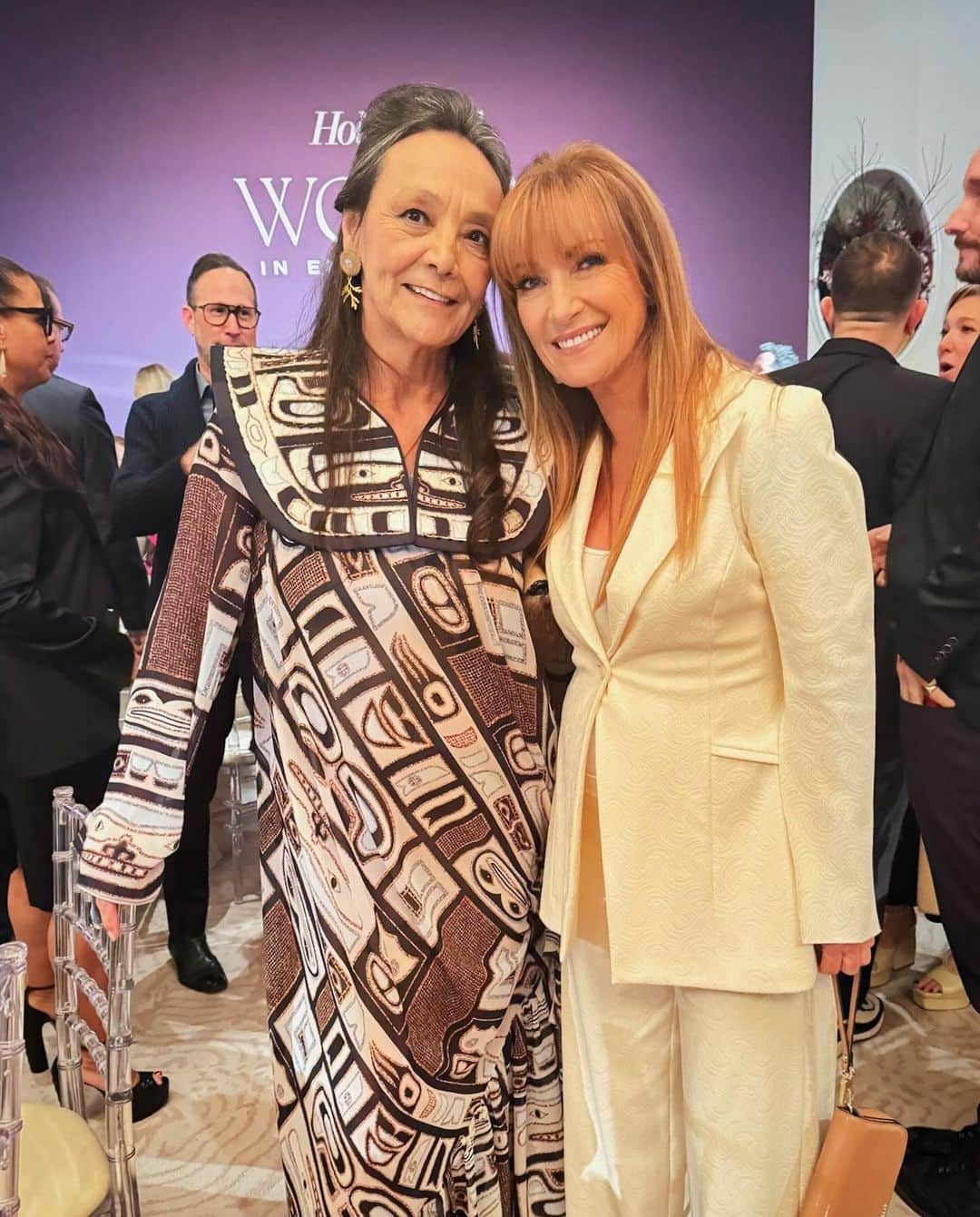 ジェーン・シーモアのインスタグラム：「Seeing and catching up with the brilliant @tantoocardinal at The @hollywoodreporter’s Women in Entertainment Breakfast was so special! 🥰 ⁣ ⁣ There’s always something so beautiful when two people who share meaningful life experiences come together to reminisce about those cherished memories. Happy #OpenHeartsSunday! ♥️ ⁣ ⁣ #bringbackdrquinn」