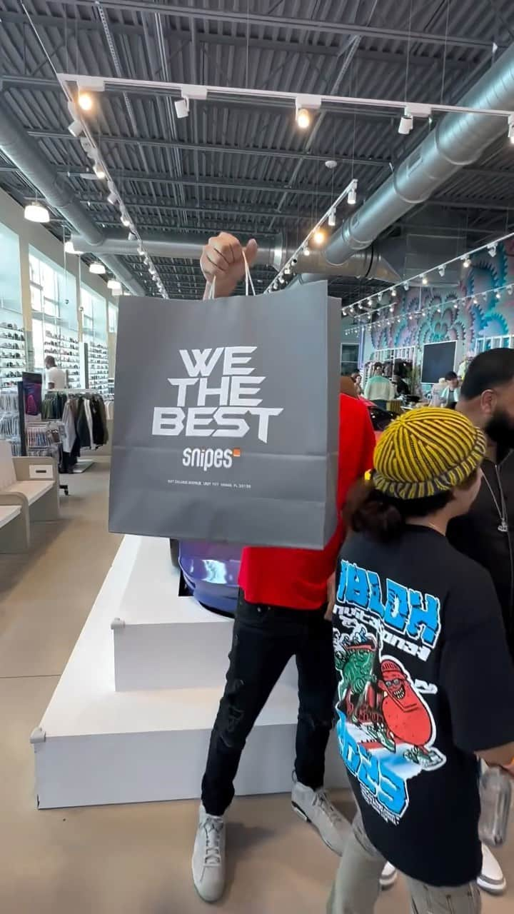 DJキャレドのインスタグラム：「MIAMI ART 🖼️ BASEL  #WETHEBEST #SNIPES SUPER STORE 🏬  MIAMI SOUTH BEACH 🏝️ 7 th and Collins  HAPPY HOLIDAYS BLESS 🆙 LOVE IS THE ONLY WAY 🤲🏽」