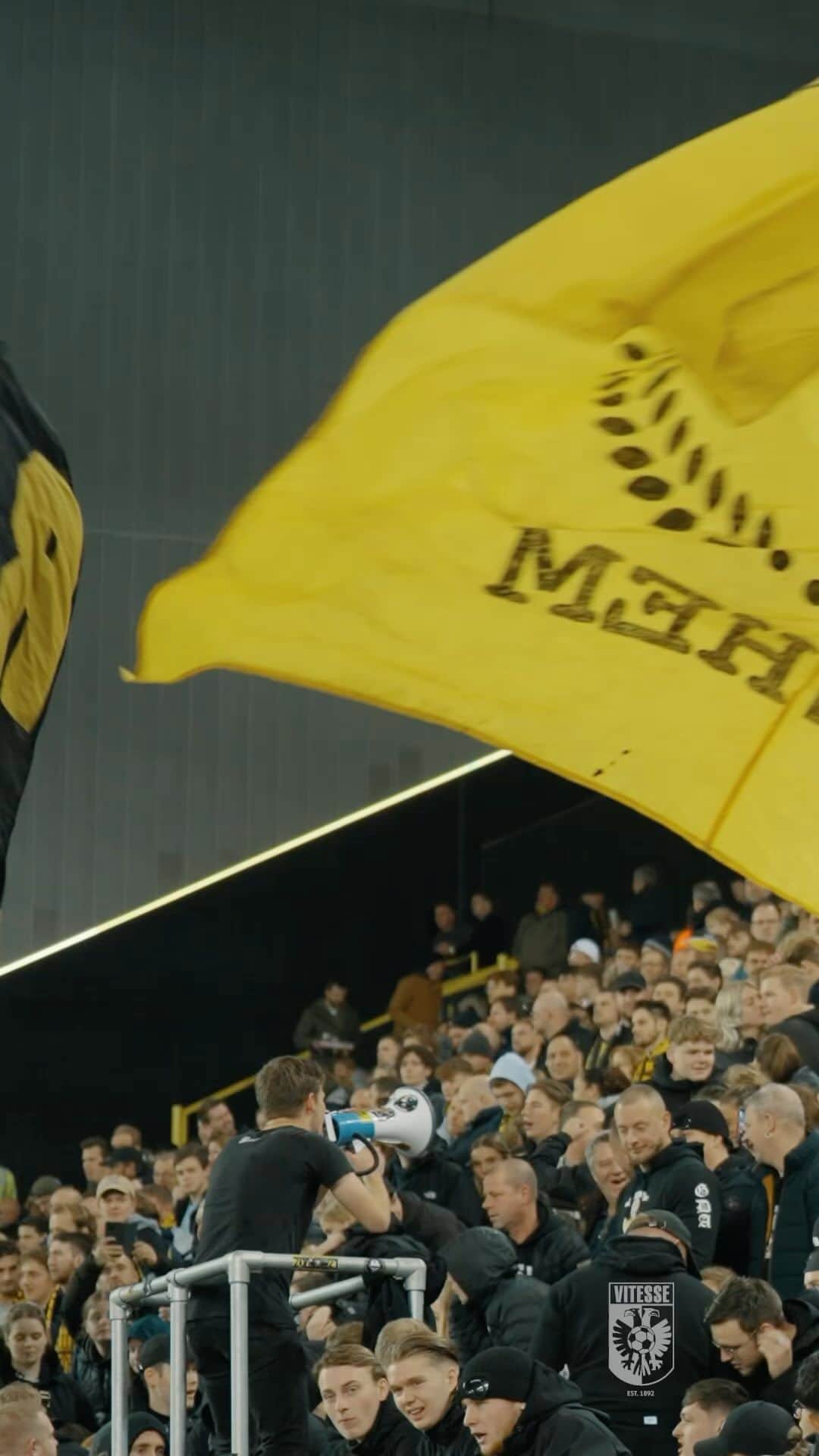 フィテッセのインスタグラム：「Onvoorwaardelijke steun! 💛🖤  #Vitesse #VITher」