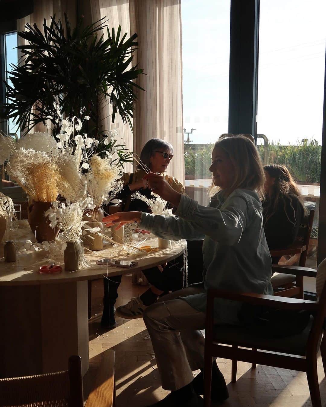 オレリアさんのインスタグラム写真 - (オレリアInstagram)「Last weeks press event at Brighton Beach House to preview our SS24 collection & a festive flower arrangement workshop with @phohm ✨」12月11日 4時16分 - oreliajewellery