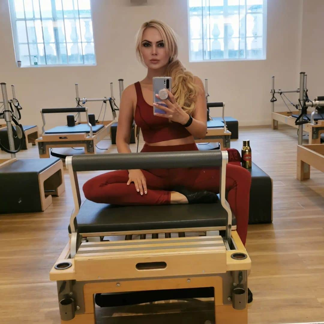 アンナ＝マリア・ガロヤンのインスタグラム：「Reformer pilates is always good idea on rainy Sunday afternoon,  especially if it is 2️⃣(double) class.☔😻💪 #sundayvibes #reformerpilates #livelovelondon」