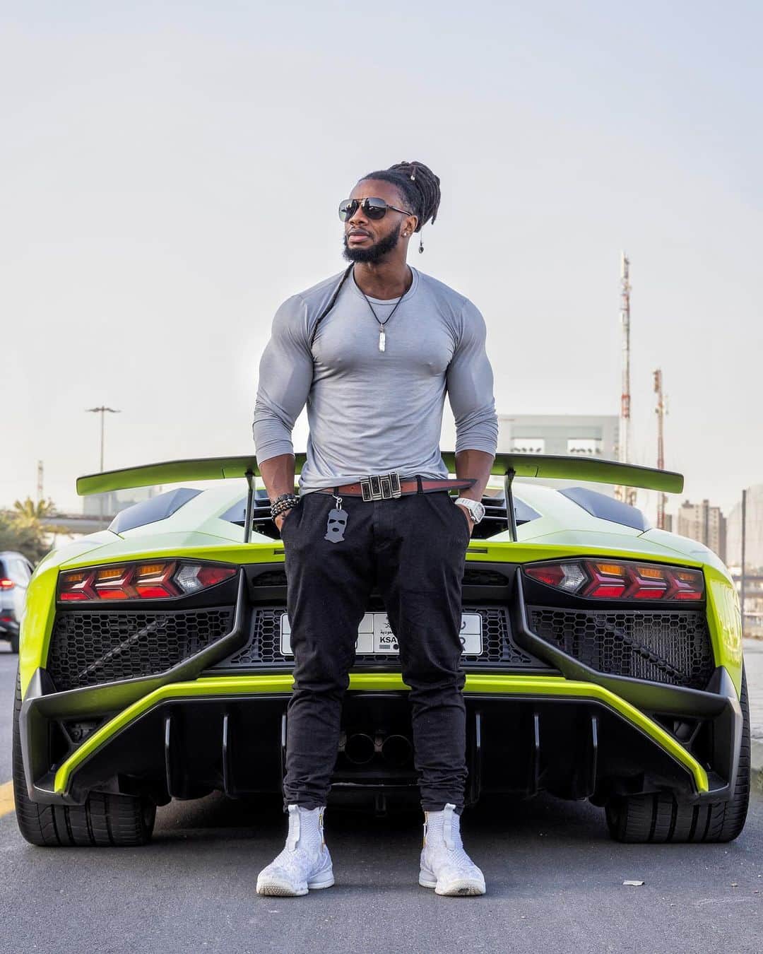 Ulissesworldのインスタグラム：「Success isn’t found in the fast lane🔥  It’s built through relentless hunger, determination, and the unwavering pursuit of your goals. Your appetite for success determines the speed of your journey. If there’s one piece of wisdom I’d share with my younger self, it’s this: time is on your side. Don’t let the illusion of time limits stress you. There’s always a way to position yourself for success.  Beyond jotting down your goals, meticulously plan and take decisive action. It’s the momentum that propels you forward. Dedication and consistency are your unwavering allies, even when the path seems daunting 90% of the time.  Yes, the journey is far from easy, but that triumphant 10%—when all falls into place—serves as a reminder of why you embarked on this journey. Stay committed, stay the course, and relish the gratifying rewards that echo your relentless pursuit. 💪🏾   #ulissesworld #saudiarabia #fitness」