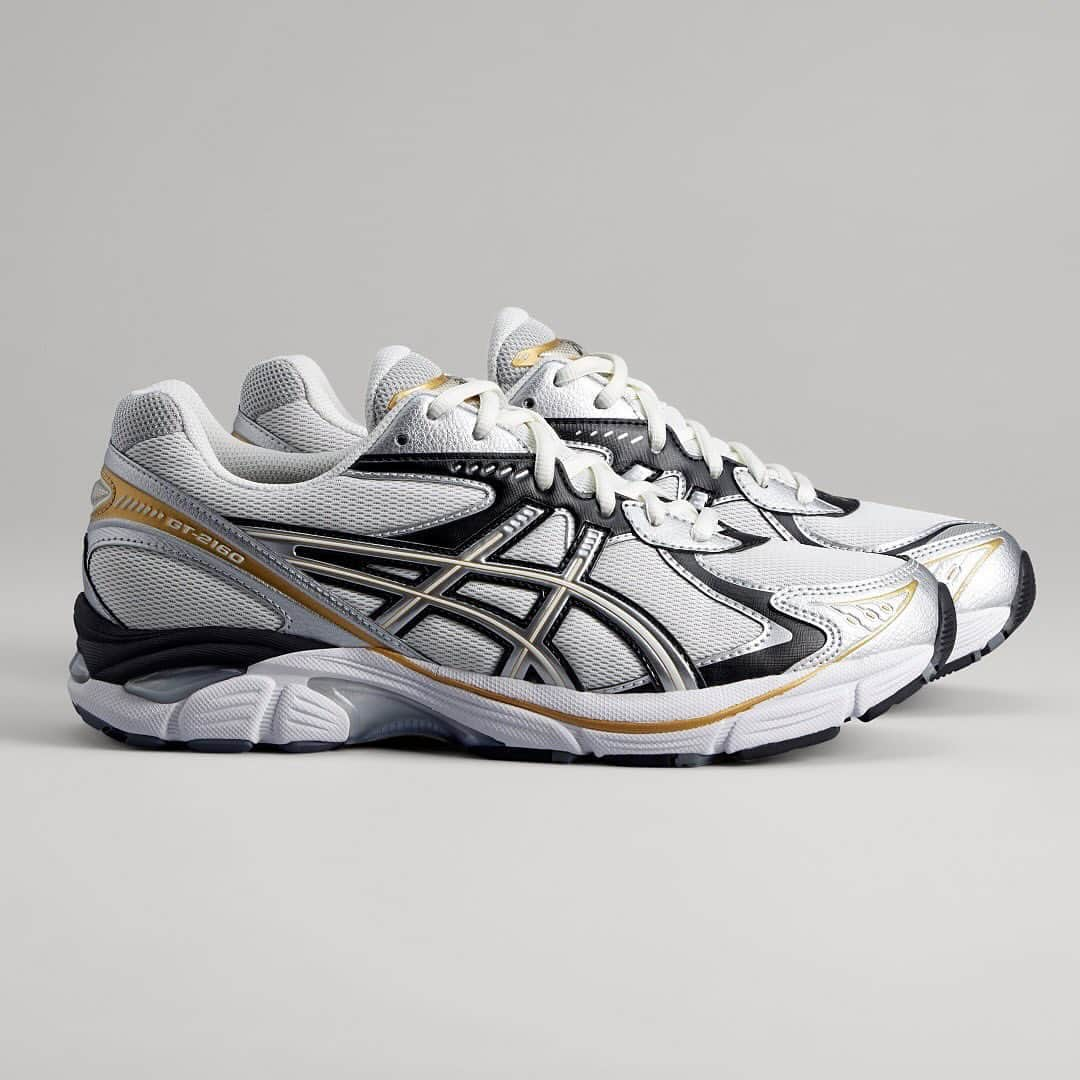 UNITED ARROWS さんのインスタグラム写真 - (UNITED ARROWS Instagram)「asics GT-2160の新色「Cream / Pure Silver」を12月14日（木）に発売いたします。  GT-2160は、2010年代前半に発売されたGT-2000シリーズの機能的なデザインランゲージを踏襲して開発されたスニーカーです。このスニーカーは、ヘリテージシューズに見られる象徴的なデザインランゲージはそのままに、なめらかな美しさや前足部の波状の意匠などの当時も主要であった特徴を再現しています。また、ソールにセグメント構造を採用し、GELテクノロジーを搭載するなど、2010年代から影響を受けたディテールを取り入れています。この組み合わせが優れたクッション性を備え、更に工業的な美しさを生み出しています。  ■asics GT-2160 Cream / Pure Silver ・発売日：2023年12月14日（木） ・価格：15,400円 ・サイズ：25.5、26、26.5、27、27.5、28、28.5、29（㎝） ・取り扱い店：原宿本店、渋谷スクランブルスクエア店、六本木ヒルズ店、神戸三宮店、心斎橋店、札幌店、福岡店、UNITED ARROWS ONLINE（※オンラインでは11：00販売開始予定）  ■販売に際してのご確認事項 ・お一人様1点まで購入可能です。 ・上記の内容は都合により変更する場合がございます。ご不明点がございましたら、お取り扱い店舗セールスパーソンにお問い合わせください。  #UnitedArrows #UnitedArrowsMen #asics #ユナイテッドアローズ #アシックス」12月13日 14時00分 - unitedarrows_official