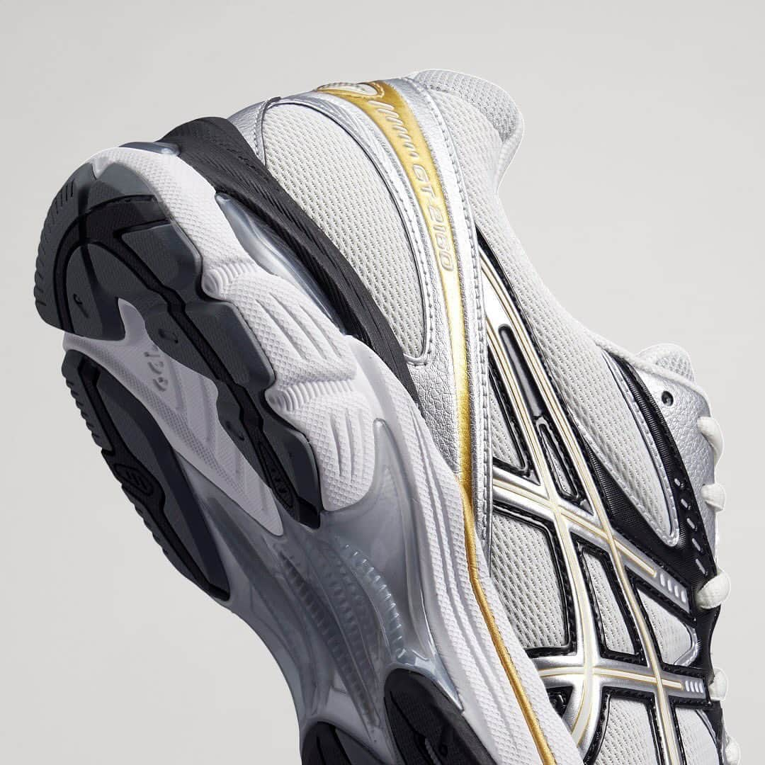 UNITED ARROWS さんのインスタグラム写真 - (UNITED ARROWS Instagram)「asics GT-2160の新色「Cream / Pure Silver」を12月14日（木）に発売いたします。  GT-2160は、2010年代前半に発売されたGT-2000シリーズの機能的なデザインランゲージを踏襲して開発されたスニーカーです。このスニーカーは、ヘリテージシューズに見られる象徴的なデザインランゲージはそのままに、なめらかな美しさや前足部の波状の意匠などの当時も主要であった特徴を再現しています。また、ソールにセグメント構造を採用し、GELテクノロジーを搭載するなど、2010年代から影響を受けたディテールを取り入れています。この組み合わせが優れたクッション性を備え、更に工業的な美しさを生み出しています。  ■asics GT-2160 Cream / Pure Silver ・発売日：2023年12月14日（木） ・価格：15,400円 ・サイズ：25.5、26、26.5、27、27.5、28、28.5、29（㎝） ・取り扱い店：原宿本店、渋谷スクランブルスクエア店、六本木ヒルズ店、神戸三宮店、心斎橋店、札幌店、福岡店、UNITED ARROWS ONLINE（※オンラインでは11：00販売開始予定）  ■販売に際してのご確認事項 ・お一人様1点まで購入可能です。 ・上記の内容は都合により変更する場合がございます。ご不明点がございましたら、お取り扱い店舗セールスパーソンにお問い合わせください。  #UnitedArrows #UnitedArrowsMen #asics #ユナイテッドアローズ #アシックス」12月13日 14時00分 - unitedarrows_official