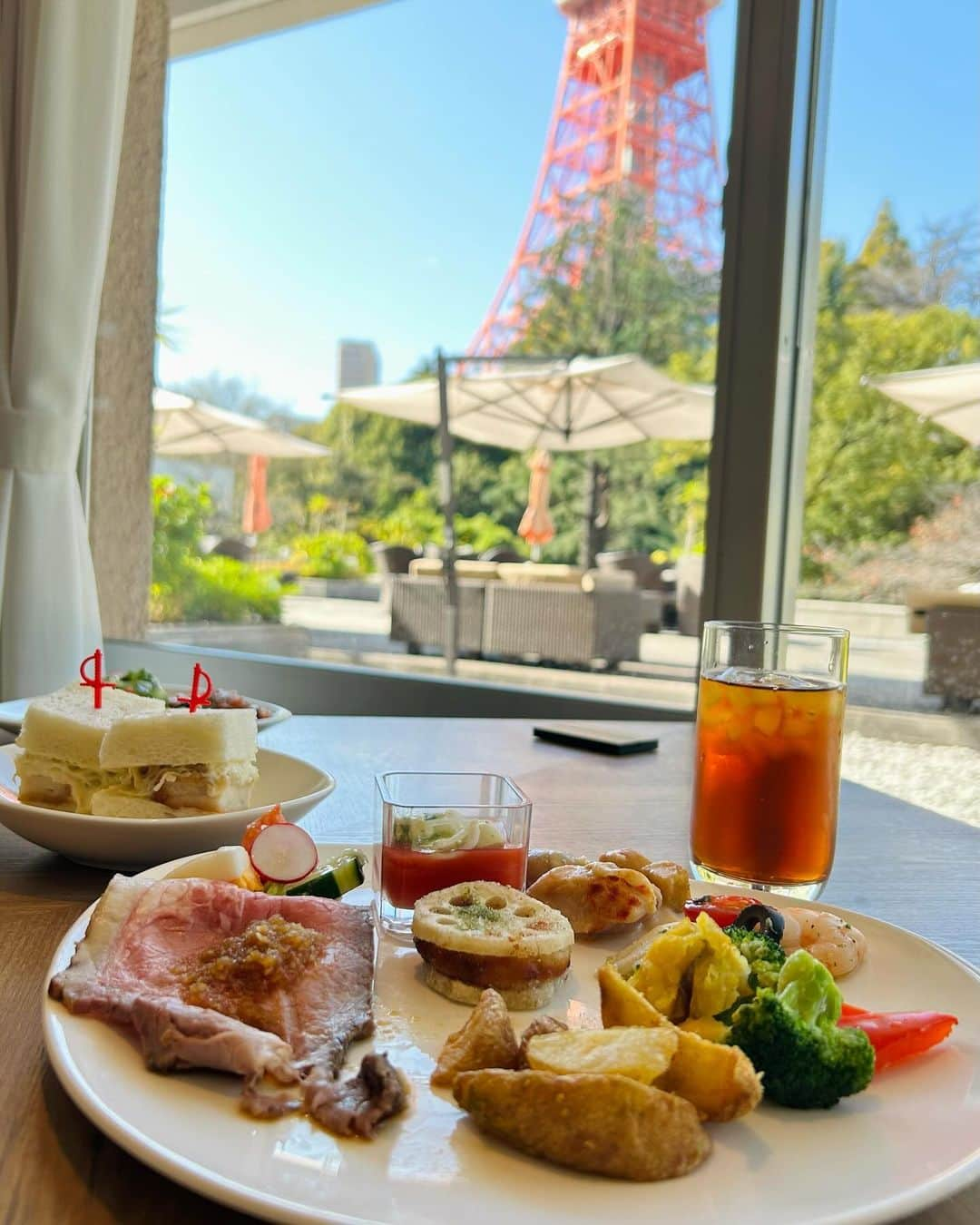 花清まゆこさんのインスタグラム写真 - (花清まゆこInstagram)「先日、 姉と2人で、 @tokyoprincehotel  のビュッフェランチに行ってきました🍽️  落ち着いた雰囲気で、 何と言っても、東京タワーを見ながらの食事🗼、、、 贅沢な時間でした✨✨  気持ちは全種類食べたいのに、  お腹の中がついていかない40代😂😂  量は、沢山食べられないから、美味しいものを、少しずつ🤏  あぁ贅沢ー🤭🤭🤭  #ランチ #lunch  #ホテルビュッフェ  #ランチビュッフェ #東京プリンスホテル  #東京タワー  #東京タワーが見える店  #ブッフェ #ブッフェダイニングポルト  #ビュッフェ #tokyoprincehotel #贅沢な時間  #幸せな時間」12月11日 14時01分 - mayuusa610