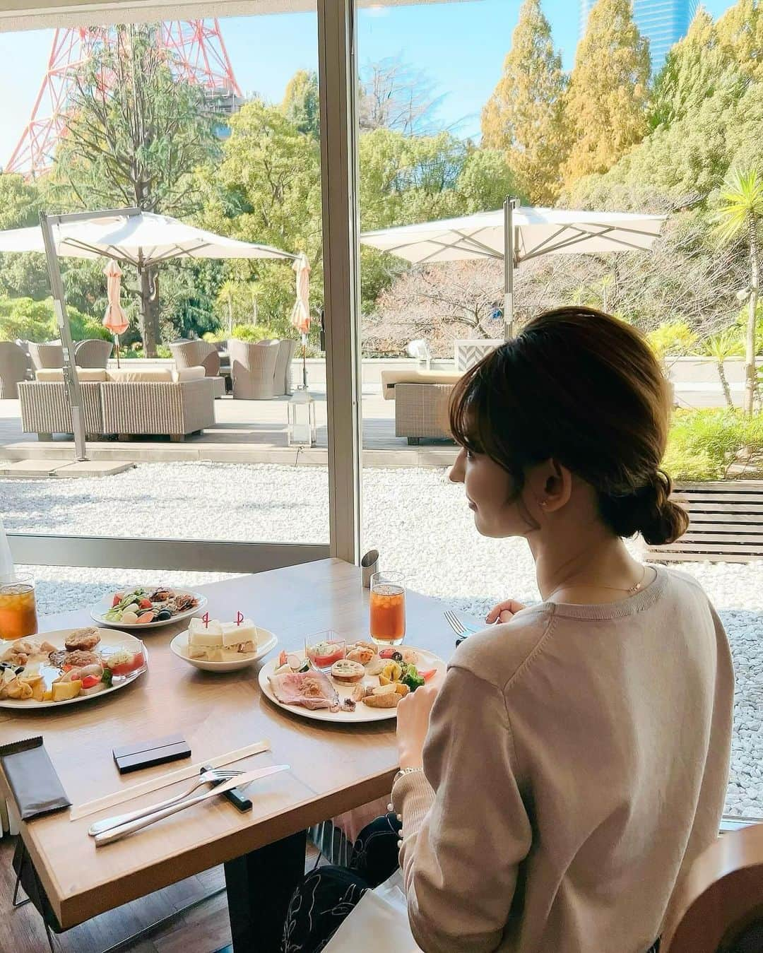 花清まゆこのインスタグラム：「先日、 姉と2人で、 @tokyoprincehotel  のビュッフェランチに行ってきました🍽️  落ち着いた雰囲気で、 何と言っても、東京タワーを見ながらの食事🗼、、、 贅沢な時間でした✨✨  気持ちは全種類食べたいのに、  お腹の中がついていかない40代😂😂  量は、沢山食べられないから、美味しいものを、少しずつ🤏  あぁ贅沢ー🤭🤭🤭  #ランチ #lunch  #ホテルビュッフェ  #ランチビュッフェ #東京プリンスホテル  #東京タワー  #東京タワーが見える店  #ブッフェ #ブッフェダイニングポルト  #ビュッフェ #tokyoprincehotel #贅沢な時間  #幸せな時間」