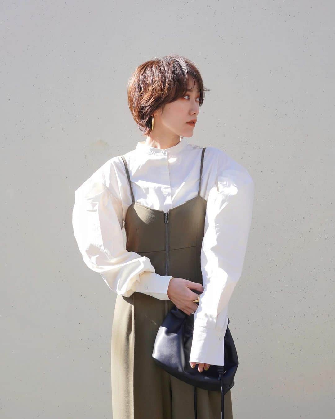 Miki Kanekoのインスタグラム：「モードなポワン袖は @todayful_ のタックスリーブブラウス♡  salopette…#gallest  👔、bangle…#todayful  👜…#fredyemu 👢…#orientaltraffic  pierce…#freaksstore  ring…#cene  .」