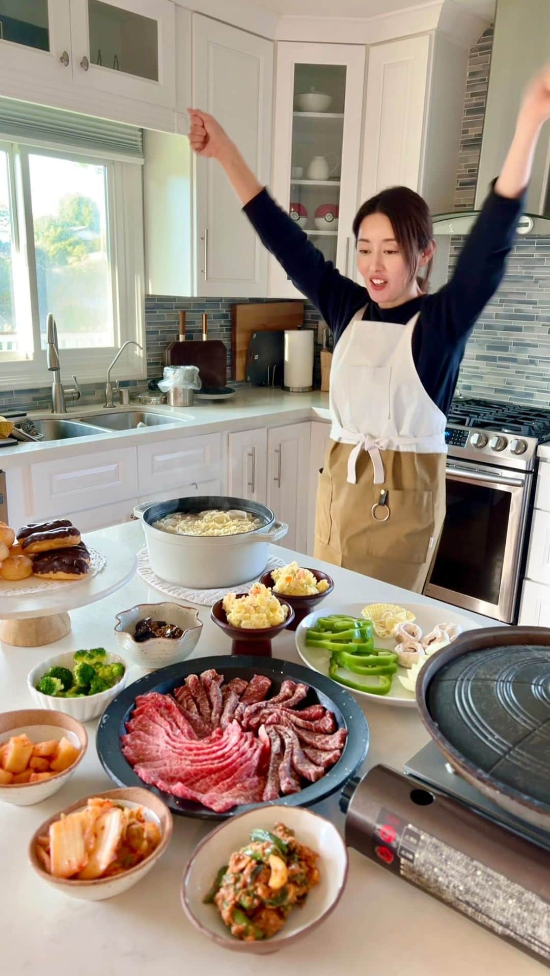 高木りなのインスタグラム：「お客さんをお迎えしての晩ごはん。わが家の定番メニューとお肉を焼きました。楽しい時間をありがとう♡ 손님맞이 저녁식단. 우리집 단골메뉴와 고기를 구웠어요.즐거운 시간 감사해요」