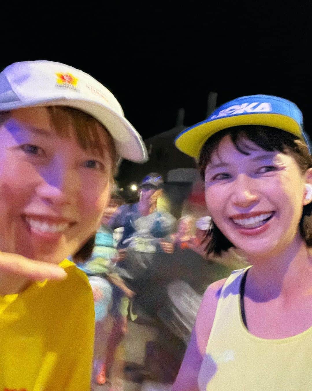 kazumiさんのインスタグラム写真 - (kazumiInstagram)「ホノルルマラソン4時間48分35秒で無事に完走しました🌈✨ @honolulumarathon.japan  応援してくださった皆様ありがとうございました😭🙏 ラインやコメント・メッセージで 沢山励ましてくださったおかげで 初のフルマラソン！ 最後まで歩かず完走できました😭 本当にありがたや🙇🏻‍♀️❤️  今すぐ伝えたいことは沢山なのですが🥹 この全貌と私の思いは リンネル3月号連載の 「kazumiのフルマラソンの道」で掲載されるので @liniere_tkj  是非みて頂けたらとっても嬉しいです🙇🏻‍♀️🌈  ラストスパートを走っていたら 10年ぶりくらい？！ 応援&10kmランにでていた ちーちゃん @inohanachihiro にも再会できて🩷 励ましてもらいうるうる😭優しい🫶 スタートしてすぐに ヘアメイクの三輪さん @raccokappa にも 遭遇できて🥹🌈 嬉しすぎて走りながら写真を撮ったら ブレたけど良き思い出🫶  ランニング連載が始まってから ずっと愛用している　@hoka_japan の スニーカーとウェア  @cwx.jp のブラとレギンスがとても心強くて 練習も本番も最高の状態で挑めました🥹💙  　 大会後にもらったマラサダとバナナ染みたなぁ。🍌 今はさすがに 筋肉痛がやばすぎて、何をするのも痛い🤣 のでゆっくりします！  本当にありがとう🫶🫶🫶  #ホノルルマラソン#kazumiのフルマラソンへの道 #フルマラソン#フルマラソン初挑戦#ハワイ#ランニング#ランニング女子#ランニングウェア#hoka#cwx #wacoal#running」12月11日 14時19分 - kazumi0728
