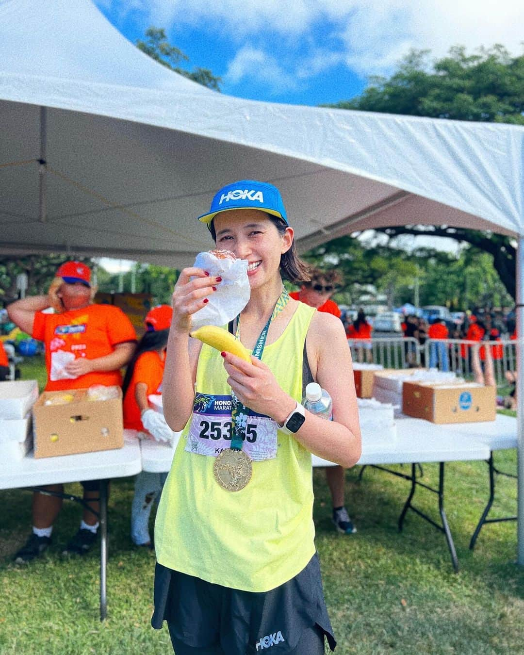 kazumiのインスタグラム：「ホノルルマラソン4時間48分35秒で無事に完走しました🌈✨ @honolulumarathon.japan  応援してくださった皆様ありがとうございました😭🙏 ラインやコメント・メッセージで 沢山励ましてくださったおかげで 初のフルマラソン！ 最後まで歩かず完走できました😭 本当にありがたや🙇🏻‍♀️❤️  今すぐ伝えたいことは沢山なのですが🥹 この全貌と私の思いは リンネル3月号連載の 「kazumiのフルマラソンの道」で掲載されるので @liniere_tkj  是非みて頂けたらとっても嬉しいです🙇🏻‍♀️🌈  ラストスパートを走っていたら 10年ぶりくらい？！ 応援&10kmランにでていた ちーちゃん @inohanachihiro にも再会できて🩷 励ましてもらいうるうる😭優しい🫶 スタートしてすぐに ヘアメイクの三輪さん @raccokappa にも 遭遇できて🥹🌈 嬉しすぎて走りながら写真を撮ったら ブレたけど良き思い出🫶  ランニング連載が始まってから ずっと愛用している　@hoka_japan の スニーカーとウェア  @cwx.jp のブラとレギンスがとても心強くて 練習も本番も最高の状態で挑めました🥹💙  　 大会後にもらったマラサダとバナナ染みたなぁ。🍌 今はさすがに 筋肉痛がやばすぎて、何をするのも痛い🤣 のでゆっくりします！  本当にありがとう🫶🫶🫶  #ホノルルマラソン#kazumiのフルマラソンへの道 #フルマラソン#フルマラソン初挑戦#ハワイ#ランニング#ランニング女子#ランニングウェア#hoka#cwx #wacoal#running」