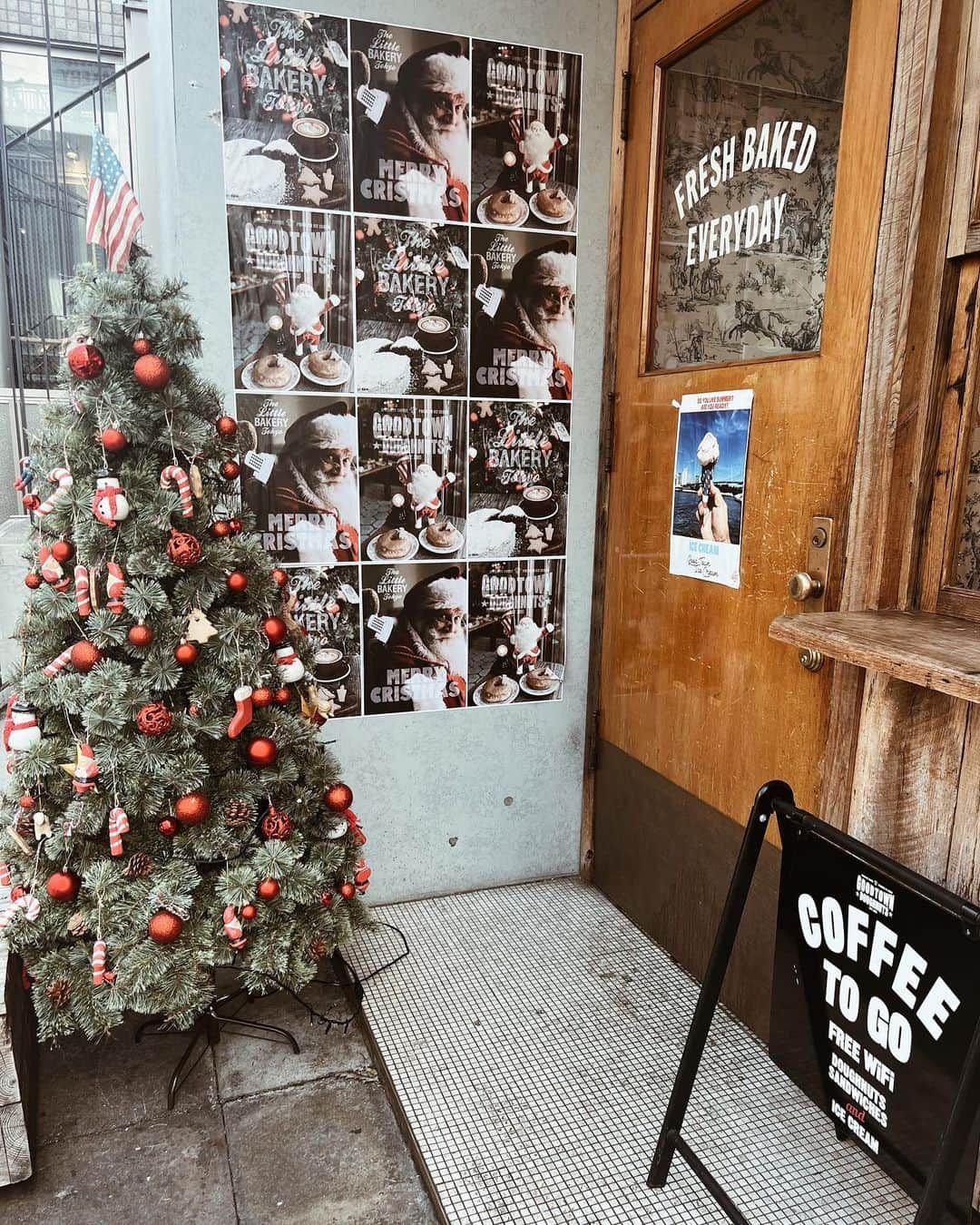 akiiiii1025のインスタグラム：「⁡ 🎄🎅💓 ⁡ 📍 @thelittlebakerytokyo  ⁡ ⁡ ⁡ ⁡ #thelittlebakerytokyo#tokyocafe#bakery #原宿カフェ#表参道カフェ#明治神宮前カフェ #東京カフェ#東京カフェ巡り#クリスマスカフェ #東京パン屋さん#カフェ巡り#大阪ママ#北摂ママ #男の子ママ#2児ママ#2歳差育児#家族旅行 #子連れカフェ#子連れ旅行#ママライフ」