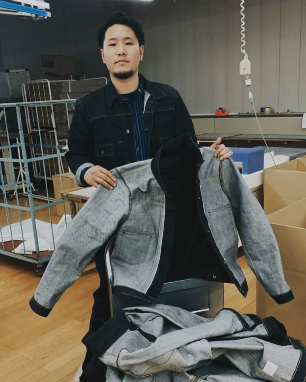 BIG JOHNのインスタグラム：「毎度です！  先日、高知県にあるじぃんず工房大方さんの所にお邪魔させていただきました。 ここでは、ビッグジョンの主要ジーンズであるRAREをはじめ、様々なジーンズなどを縫ってもらっております。 その時は運が良く、17OZのジャケットを縫製中との事で、その時17OZを履いていたので記念で📸  一から縫製を見学させていただきとても勉強になりました。 社長をはじめ、従業員の皆様。 お忙しいところ時間を作って頂き誠に有難うございました。  A Pioneer in Japanese Jeans   -BIG JOHN- From KOJIMA to the world.  ◽️TOYOTA @bigjohnshop  @bigjohnjeans  ◽️A pioneer in Japanese Jeans   -BIG JOHN-    from KOJIMA to the world ◽️   TOYOTA (staff)  #BIGJOHN #bigjohn #RARE#倉敷 #KOJIMA #JEANS #jeans #okayama #denim #TOYOTA #kojimajeans#okayamadenim#japanmade#madeinjapan#original #RAREJEANS  #育てる #ビッグジョン #児島　#ジーンズストリート  #岡山県　#365daysoffade #瀬戸大橋　#indigoinvitational 　#最高の色落ち　#坂本藍聖　#XXXXEXTRA  #姫路　#レザー　#ベルト」