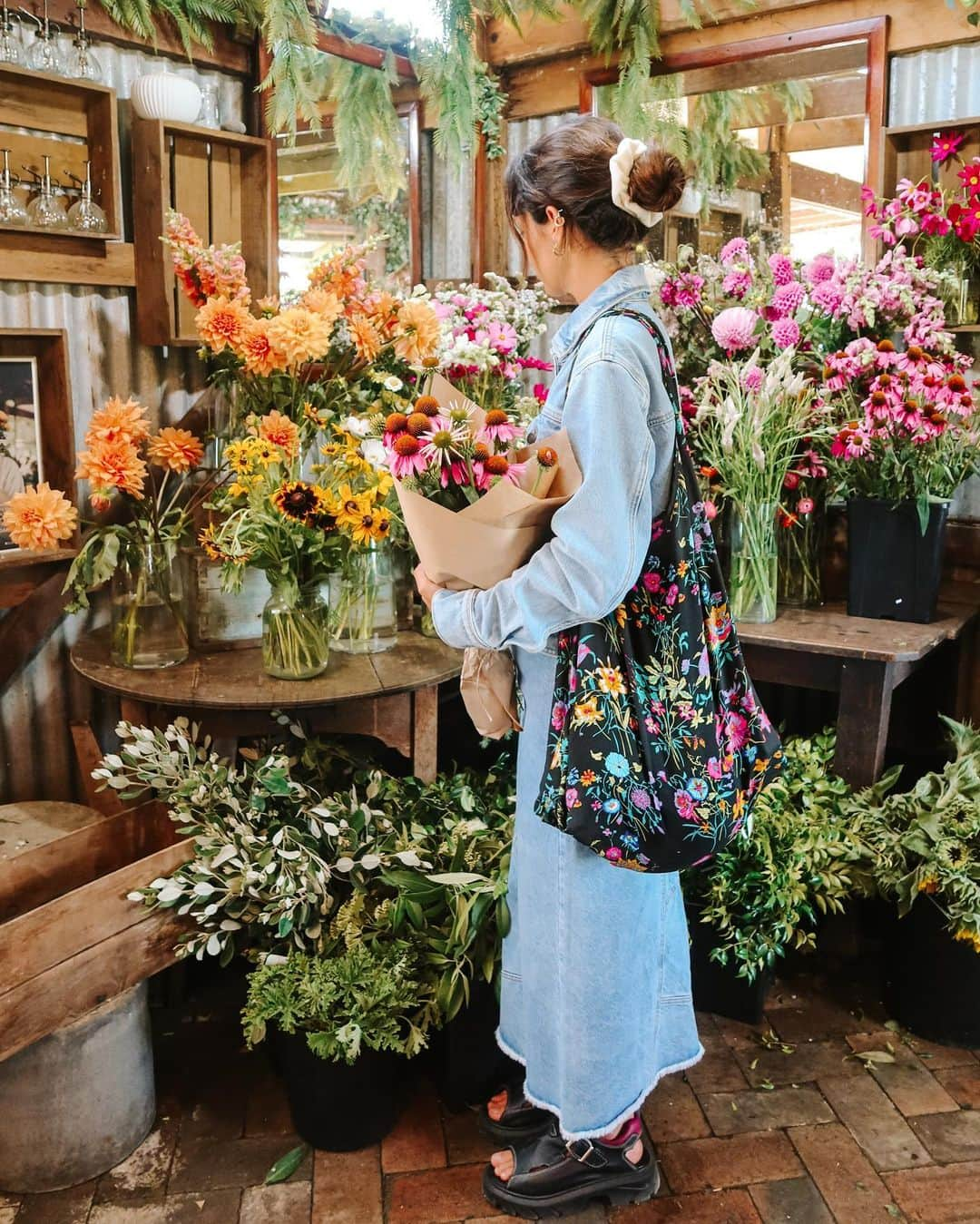 SPELLさんのインスタグラム写真 - (SPELLInstagram)「Meet our latest renew tote 💐 crafted from deadstock fabric from collections of our past… the perfect on-the-go morning market companion, to hold all of life’s treasures 🧺 @poppyandfernflowers」12月11日 14時27分 - spell