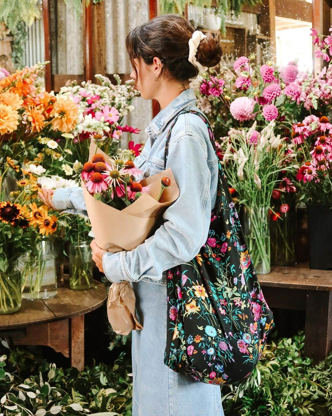 SPELLさんのインスタグラム写真 - (SPELLInstagram)「Meet our latest renew tote 💐 crafted from deadstock fabric from collections of our past… the perfect on-the-go morning market companion, to hold all of life’s treasures 🧺 @poppyandfernflowers」12月11日 14時27分 - spell