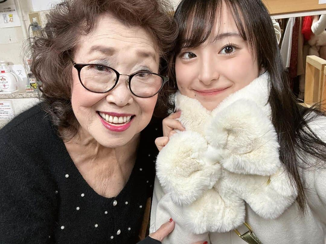 川原美咲さんのインスタグラム写真 - (川原美咲Instagram)「🎀🤍🩷 ・ のんこさん､愛さん､ そしてタッドさんマリさんも来てくださり、 家族のような皆さんと✨📸 ・ 東京のおばあちゃん､お母さん､おじいちゃん､お姉さんお兄さん､パンプラさんに出演してから、本当にたくさん家族みたいな関係の方が増えて嬉しいなぁ… そしてまたパンプラで共演して。 舞台の世界って楽しいなぁ、繋がりが素敵だなぁと感じますね🩷 ・ ・ ・ またパンプラ出れますように🩷 ・ ・ #パンプランニング #パンプランニング企画制作」12月11日 14時28分 - misaki_888_sagasaikou