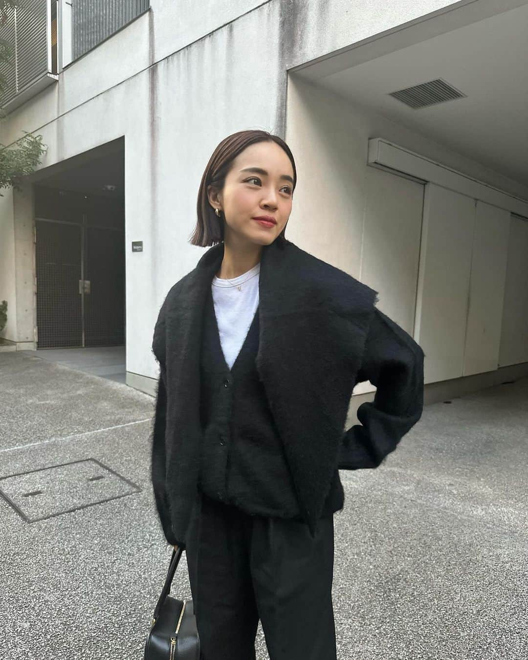 春名亜美のインスタグラム：「15℃🙄 暖かくて、コートなしで外歩ける。 なんなら、数分歩けば汗だく。  まぁ極寒よりいっか  #カーディガン @miesrohe_  #Tシャツ @petitbateau_jp  #pants @blamink.official  #bag @jandmdavidson  #shoes @tods  #miesrohe #petitbateau #blamink #jandmdavidson #tods」