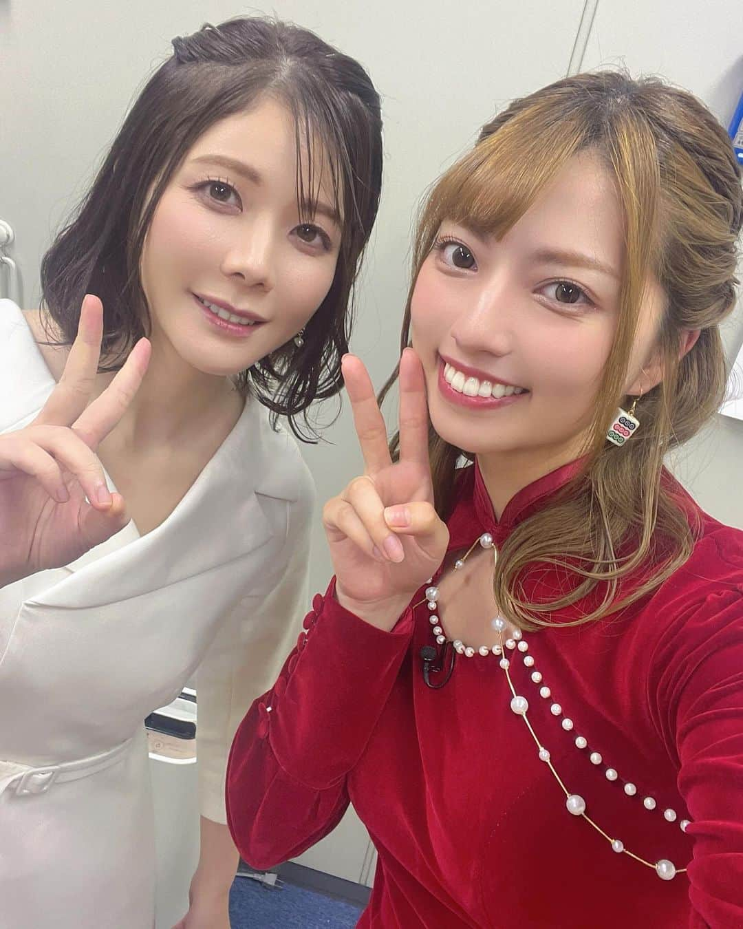 高見奈央さんのインスタグラム写真 - (高見奈央Instagram)「麻雀最強戦2023 アシスタントMC、約1年間ありがとうございました🌸  いち麻雀好きとして初めて ひとつのタイトルを全対局を間近で見させていただいて さらに麻雀の奥深さや戦術を知ったし 勉強になることだらけで 貴重な経験になりました😌  なによりも選手の方々のお人柄とか 牌さばきや麻雀への姿勢に魅了されて 人生とたくさんの想いを背負って戦ってる姿に 感動しました…✨  これからも競技麻雀見ていきたいし 私も麻雀たくさん打って いつかまたここに帰ってきたいです！  桑田プロおめでとうございます㊗️  #麻雀 #麻雀女子」12月11日 14時39分 - nao_takami1128