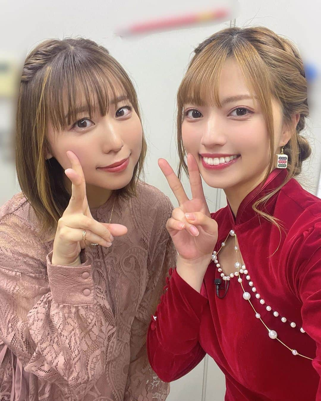 高見奈央さんのインスタグラム写真 - (高見奈央Instagram)「麻雀最強戦2023 アシスタントMC、約1年間ありがとうございました🌸  いち麻雀好きとして初めて ひとつのタイトルを全対局を間近で見させていただいて さらに麻雀の奥深さや戦術を知ったし 勉強になることだらけで 貴重な経験になりました😌  なによりも選手の方々のお人柄とか 牌さばきや麻雀への姿勢に魅了されて 人生とたくさんの想いを背負って戦ってる姿に 感動しました…✨  これからも競技麻雀見ていきたいし 私も麻雀たくさん打って いつかまたここに帰ってきたいです！  桑田プロおめでとうございます㊗️  #麻雀 #麻雀女子」12月11日 14時39分 - nao_takami1128