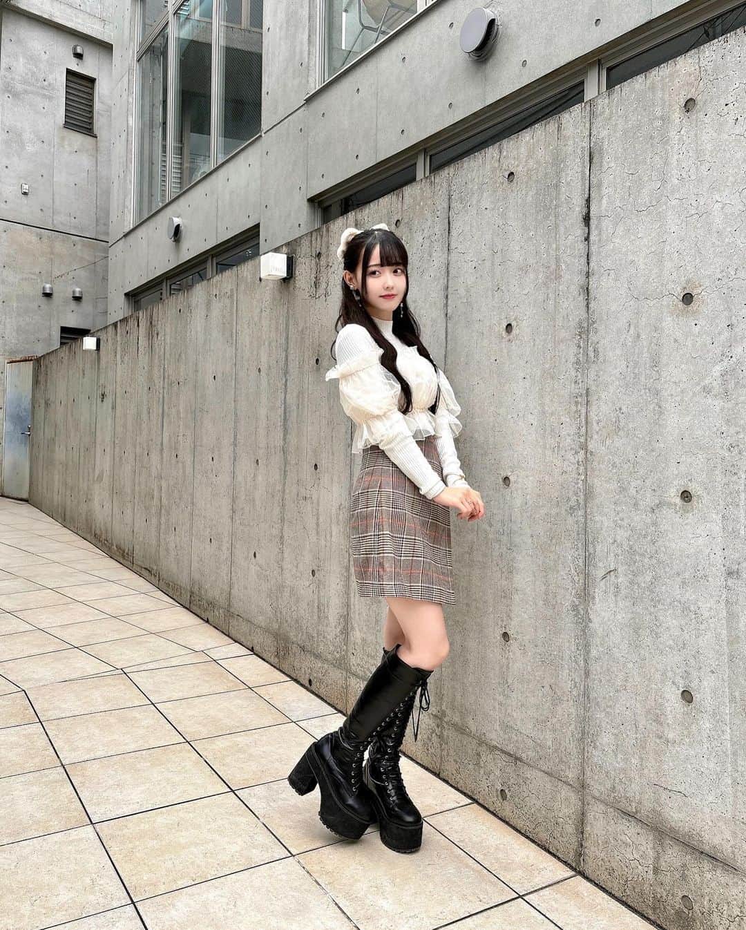 松本ももなさんのインスタグラム写真 - (松本ももなInstagram)「冬コーデももな好き？🎀ིིིིྀ  #ももなのきょコ ニットの上にチュールのオフショルが セットになってて可愛いよね♡  🪄髪の毛は可愛くしたくてハーフアップ❤︎  #snidel #スナイデル #bubbles #バブルス #ハーフアップ #フレンチガーリー #ガーリー #姫カット #お姫様カット #ハーフアップ」12月11日 14時50分 - momona.1012