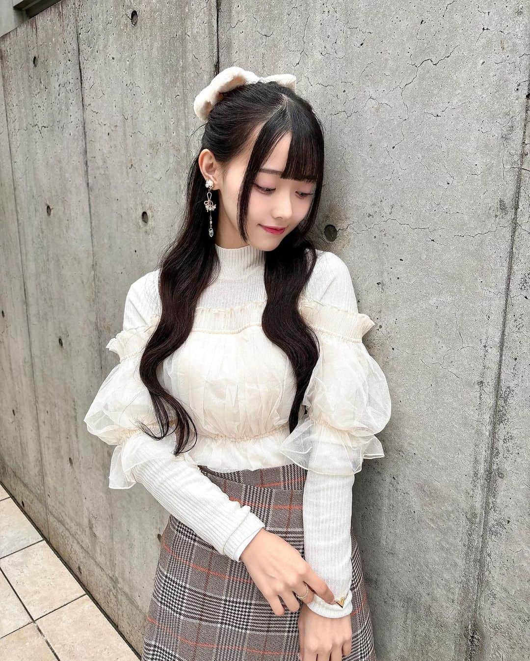 松本ももなさんのインスタグラム写真 - (松本ももなInstagram)「冬コーデももな好き？🎀ིིིིྀ  #ももなのきょコ ニットの上にチュールのオフショルが セットになってて可愛いよね♡  🪄髪の毛は可愛くしたくてハーフアップ❤︎  #snidel #スナイデル #bubbles #バブルス #ハーフアップ #フレンチガーリー #ガーリー #姫カット #お姫様カット #ハーフアップ」12月11日 14時50分 - momona.1012