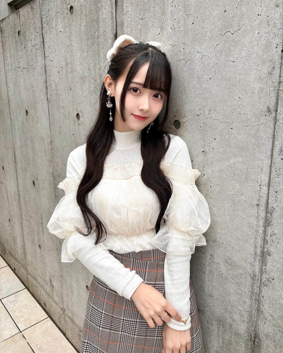 松本ももなさんのインスタグラム写真 - (松本ももなInstagram)「冬コーデももな好き？🎀ིིིིྀ  #ももなのきょコ ニットの上にチュールのオフショルが セットになってて可愛いよね♡  🪄髪の毛は可愛くしたくてハーフアップ❤︎  #snidel #スナイデル #bubbles #バブルス #ハーフアップ #フレンチガーリー #ガーリー #姫カット #お姫様カット #ハーフアップ」12月11日 14時50分 - momona.1012