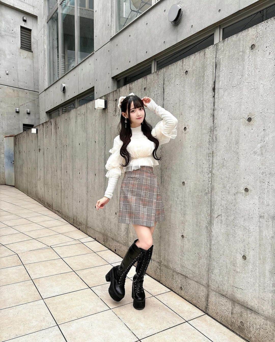 松本ももなさんのインスタグラム写真 - (松本ももなInstagram)「冬コーデももな好き？🎀ིིིིྀ  #ももなのきょコ ニットの上にチュールのオフショルが セットになってて可愛いよね♡  🪄髪の毛は可愛くしたくてハーフアップ❤︎  #snidel #スナイデル #bubbles #バブルス #ハーフアップ #フレンチガーリー #ガーリー #姫カット #お姫様カット #ハーフアップ」12月11日 14時50分 - momona.1012