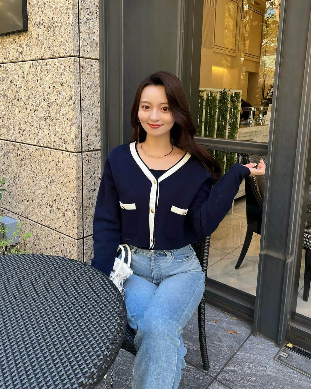 池田有里紗さんのインスタグラム写真 - (池田有里紗Instagram)「ootd.  @naturalbeautybasic_official の クロップドバイカラーアンサンブルニット。  バイカラーの配色とゴールド釦がポイント。インナーの半袖ニットはスクエアネックだからデコルテラインが綺麗にみえる✨  NAVYはBLUE DENIMと合わせたかった♡  #pr #naturalbeautybasic #nbb #ナチュラルビューティーベーシック #バイカラー #アンサンブルニット #クロップド丈」12月11日 14時45分 - arisa.ikd