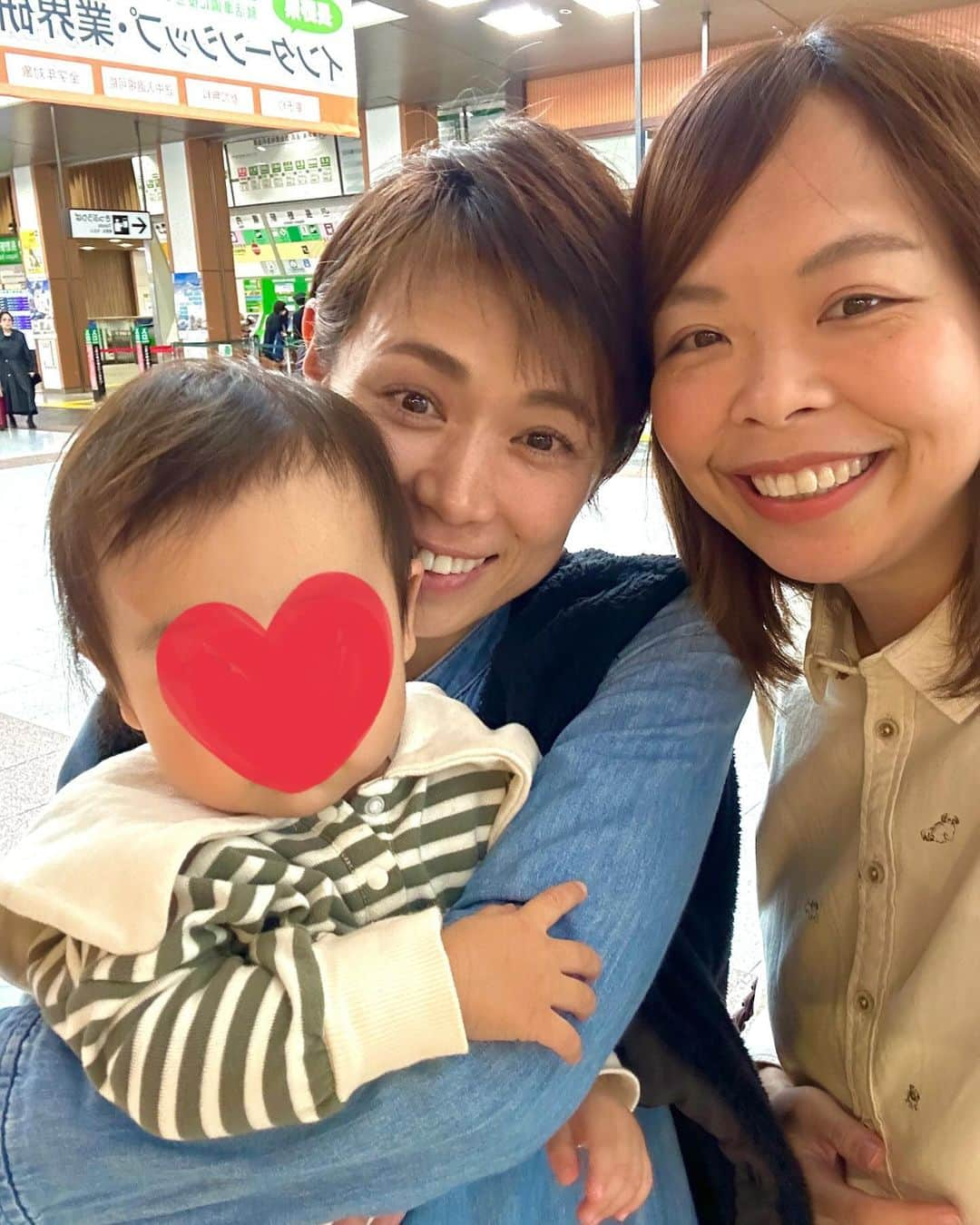 高坂友衣のインスタグラム：「. 長野にも行ってきたよ🍎！  タレントとして長野県内で活躍中の 小林知美ちゃんと会った！  この春青森で会って、 冬に長野で会えた！嬉しい♡ 今回も素敵なご主人と一緒に会いに来てくれた♡  タレント業の他に 須坂応援大使 曼荼羅アートアーティスト 笑いヨガ講師 他 沢山の肩書きを持つ知美ちゃん。 あ、あと大食い！  来年何かやりましょう、必ず🥰」