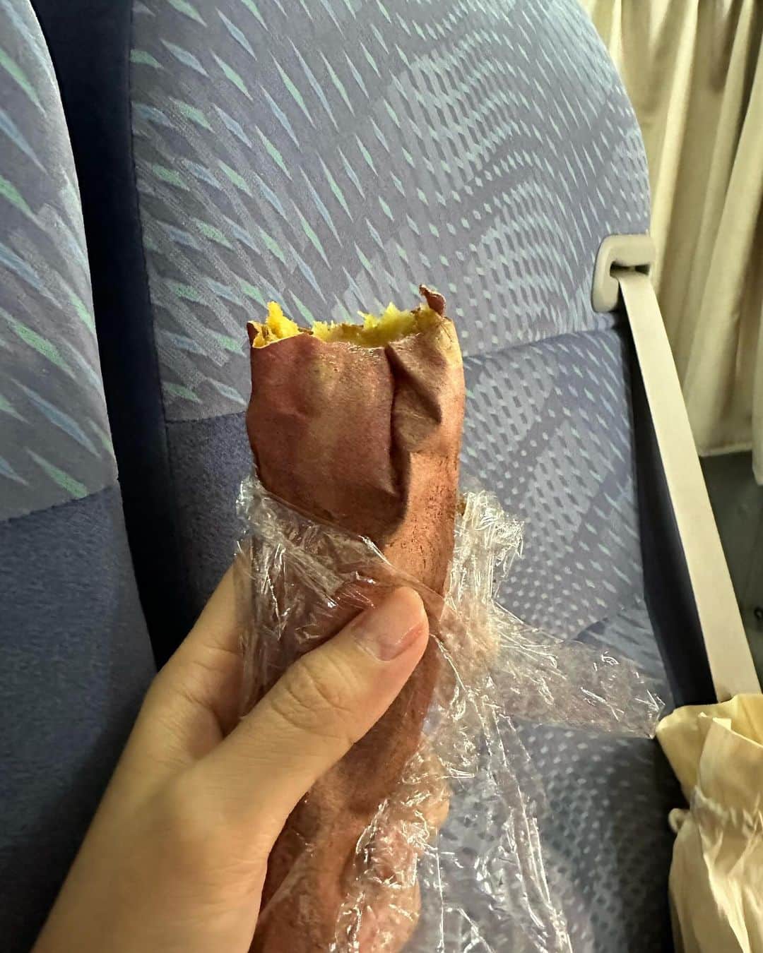 田中美麗さんのインスタグラム写真 - (田中美麗Instagram)「昨日放送のABCテレビ ドラマ「こういうのがいい」第7話、いかがだったでしょうか！ 遂に次回、、、🥹 お見逃しの方は、TVer、DMMTVでご覧いただけますので、ぜひ！  と、話変わりますが。。。  ドラマ期間中は、ドラマの公式Instagramにもちょこっと載っていましたが @kouiunogaii_abc  毎日現場にお弁当を持参していまして、これ全部別の日の写真だけどメニューは大体同じ🍠 朝早いから、インスタ映えとか気にせずな ズボラ感満載だけど、家族の支えもありなんとか撮影期間乗り越えられました👏  撮影期間でさつまいもどれくらい食べんたんだろう？って感じ。  結果的にさつまいもってカロリーも糖質もあるからダイエットになったのか？って撮影序盤になって気付いたり笑 でも、余分な物を体に入れなかったからか、揚げ物とか小麦粉とかね！だからすごい体は朝スッキリして現場に行けてたからよかったなって思う！ 結果オーライ！😆  撮影終わりにスタッフさんに連れてってもらった焼肉が沁みるほど美味しくて、これこれ〜って噛み締めたことも一生忘れない🥺  その前に、体型維持しとけっ！って話なんだけどね💦笑 ご飯大好きなんだも〜ん🫠🙄  食べた分、動かないとね！  #こういうのがいい」12月11日 14時49分 - mirei_tanaka_