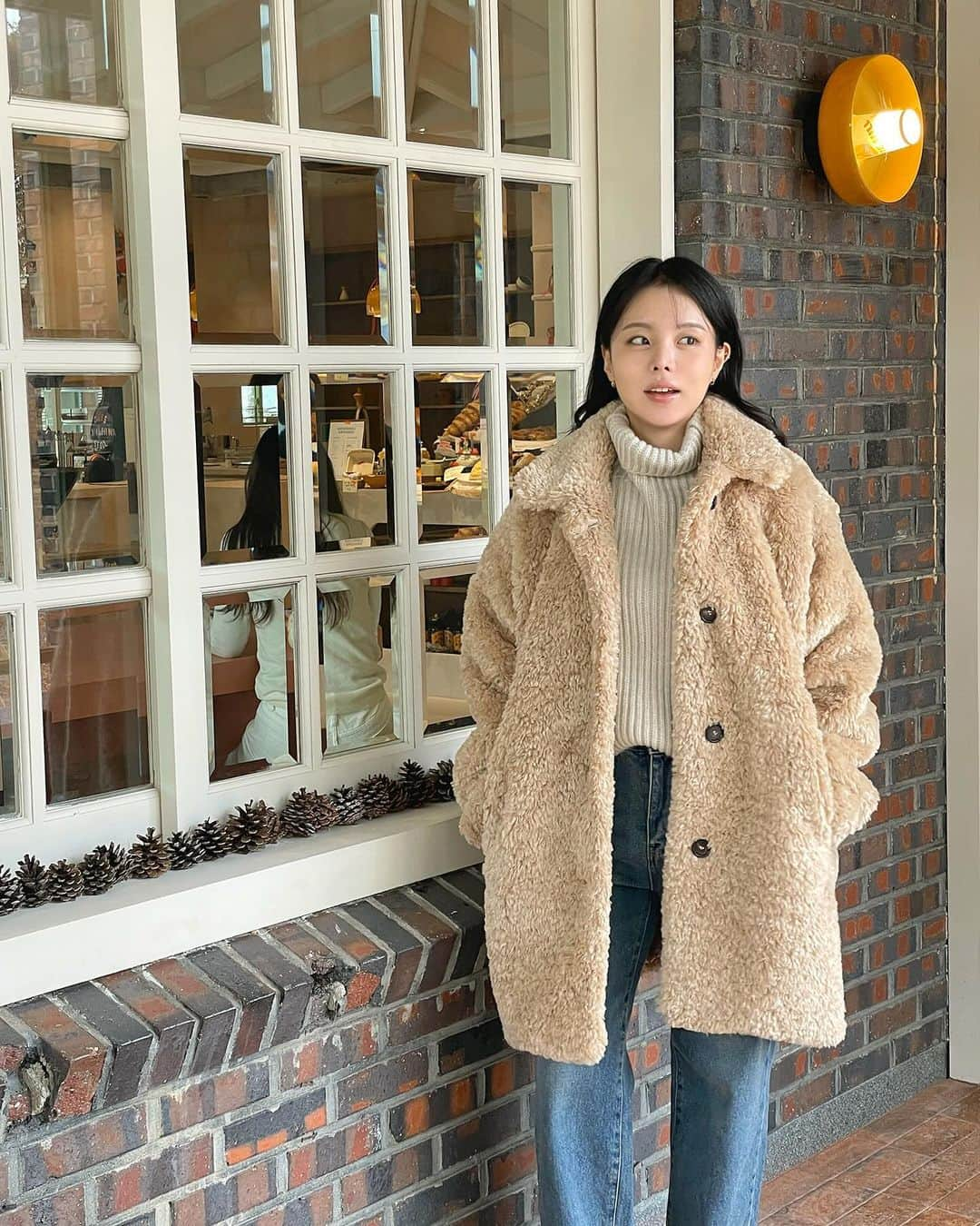 MeJiwooさんのインスタグラム写真 - (MeJiwooInstagram)「제주 한림읍 카페 추천🤎  📌오지힐그라운즈 영업시간 : 10:00 -20:00  찾기 쉬운 위치와 넓은 주차장, 동화속에 들어온 것 같은 외부 및 실내 인테리어까지✨ 그리고.. 빵냄새, 보통아이오^^  크로와상 꼭 먹어야함!  양옥집을 개조해서 실내의 포근함이 너무 좋았어요~! 그리고 제가 앉은 자리가 완죤 포토존😙  사진속 고 퀄리티 귀욤 테리 코트는 내일 프리오더로 ”반짝“ 할인 들어가요!! 20% off ㄷ ㄷ ㄷ  진짜 고급스럽고 매우 매우 따뜻해서 한겨울에도 최고! 그리구 품이 엄청 넓어서 이너 구애 없구요, 사이즈도 77까지 입을 수 있을정도~?? 키 상관없이 입으실 수 있습니닷! 소매 기장도 낙낙해요~👍🏻  저처럼 아담하신 분들이 착용하셔도 귀여움 뿜뿜 겨울코트니까 패딩 질리신분들은 한겨울아우터로 장만해두세요🫶🏻  #제주카페 #한림읍카페 #오지힐그라운즈」12月11日 14時54分 - mejiwoo103