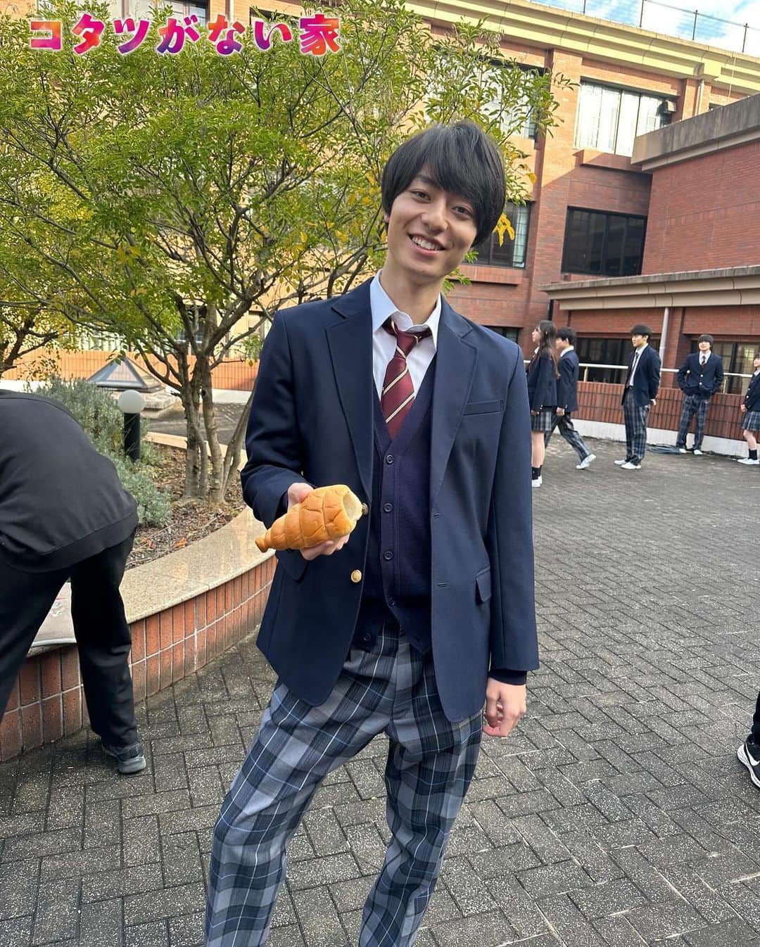 コタツがない家さんのインスタグラム写真 - (コタツがない家Instagram)「. #コタツのオフショット📸  学校でチョココロネを食べる順基🥐  実はこのシーンの次のシーンでは 悠作が順基と同じチョココロネを 食べています‼️  同じパンだということが伝わるように 試行錯誤の上… チョココロネ直持ち順基🙌  そのシーンを見逃してしまった方 ぜひ8話を見逃し配信でご覧ください💕 #TVer💎 bit.ly/kotatsu_ntv #Hulu🌿 bit.ly/3LUFwq3  #小池栄子 #吉岡秀隆  #作間龍斗 #第9話は12月13日水曜よる10時」12月11日 15時00分 - kotatsu_ntv