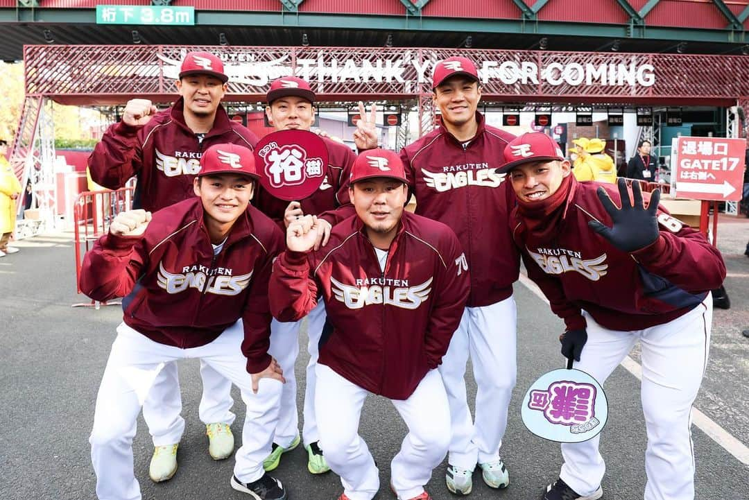 東北楽天ゴールデンイーグルスのインスタグラム：「🏟 ファン感の思い出💭 ふれあいの合間に選手もみんなで📷✨  #浅村栄斗 #松井裕樹  #則本昂大 #水上桂  #石原彪 #堀内謙伍 #茂木栄五郎 #伊藤茉央 #田中和基 #小孫竜二  #泰勝利 #吉川雄大  #高田孝一 #作り笑顔 #阿部寿樹 #岡島豪郎 #酒居知史 #田中貴也 #鈴木翔天 #藤井聖 #村林一輝 #黒川史陽  #伊藤裕季也 #津留﨑大成 #鈴木大地 #辛島航   #RakutenEagles #楽天イーグルスファン感謝祭2023」