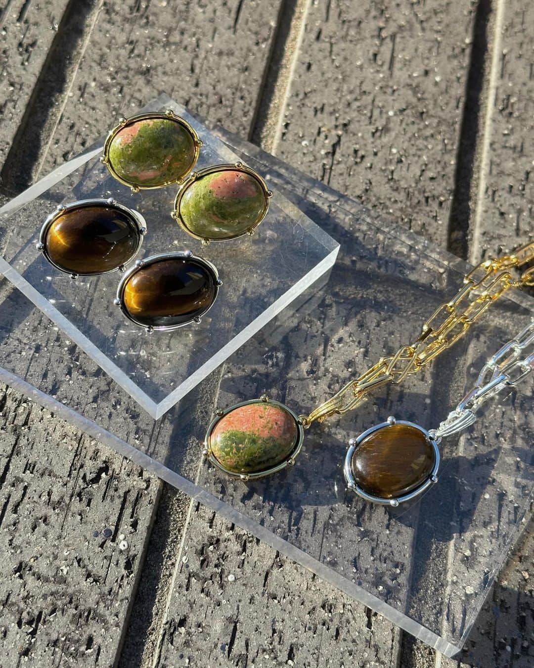 Ameri VINTAGE LUMINE SHINJUKUのインスタグラム：「.   New arrival ———  12/12(Tue)release  UND NICKEL FREE GEMSTONE EARRING (02321590840) ￥15,400 tax in  ゴールド/シルバー  UND NICKEL FREE GEMSTONE NECKLACE (02321590830) ￥16,500 tax in  ゴールド/シルバー  MEARI 165cm ゴールド着用  @aym__319 174cm シルバー着用  @amerivintage #amerivintage  #ameri #ameri_staffsnap #ameri2023autumnwinter」