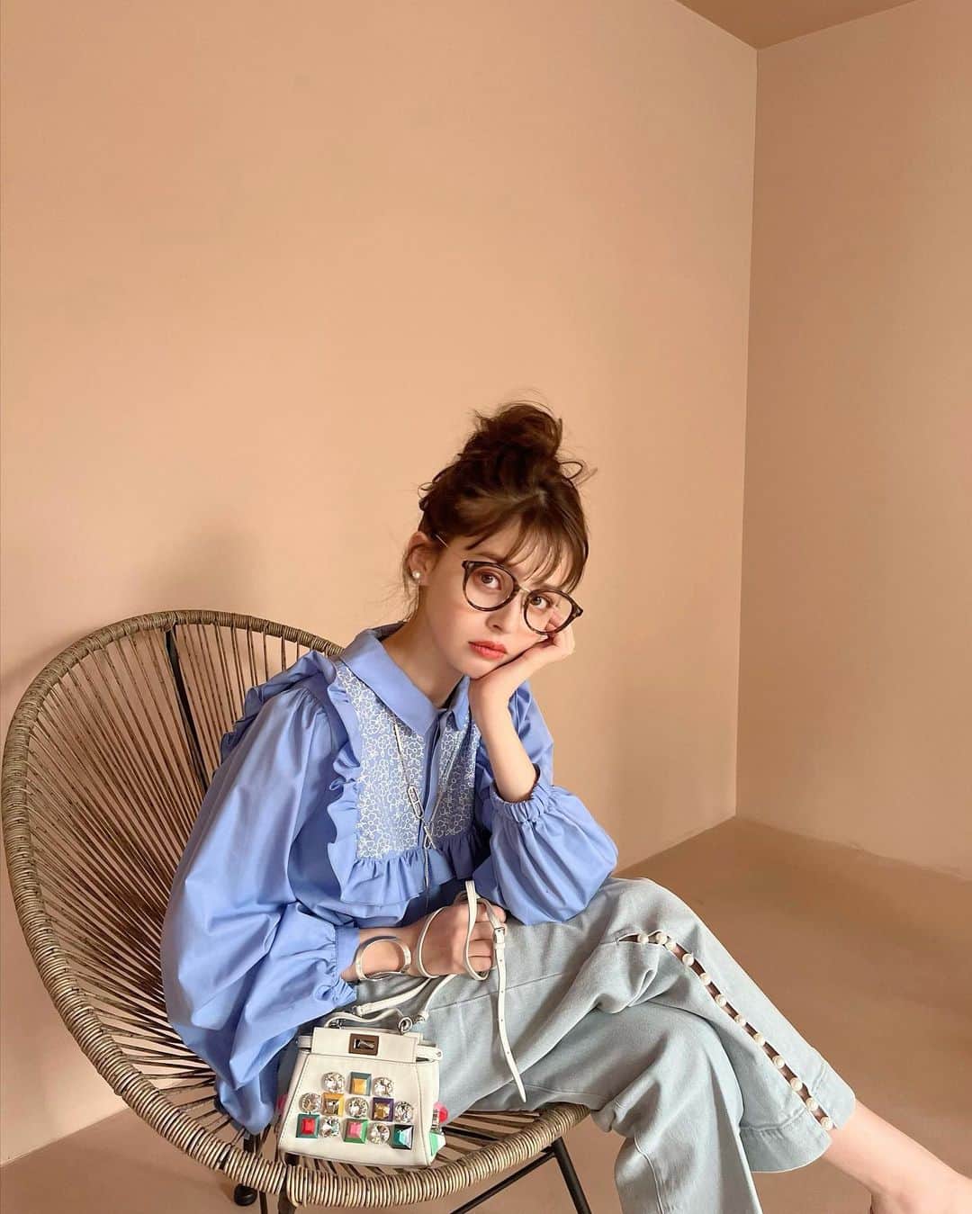 加藤ナナのインスタグラム：「🤓🩵 @chesty_official」