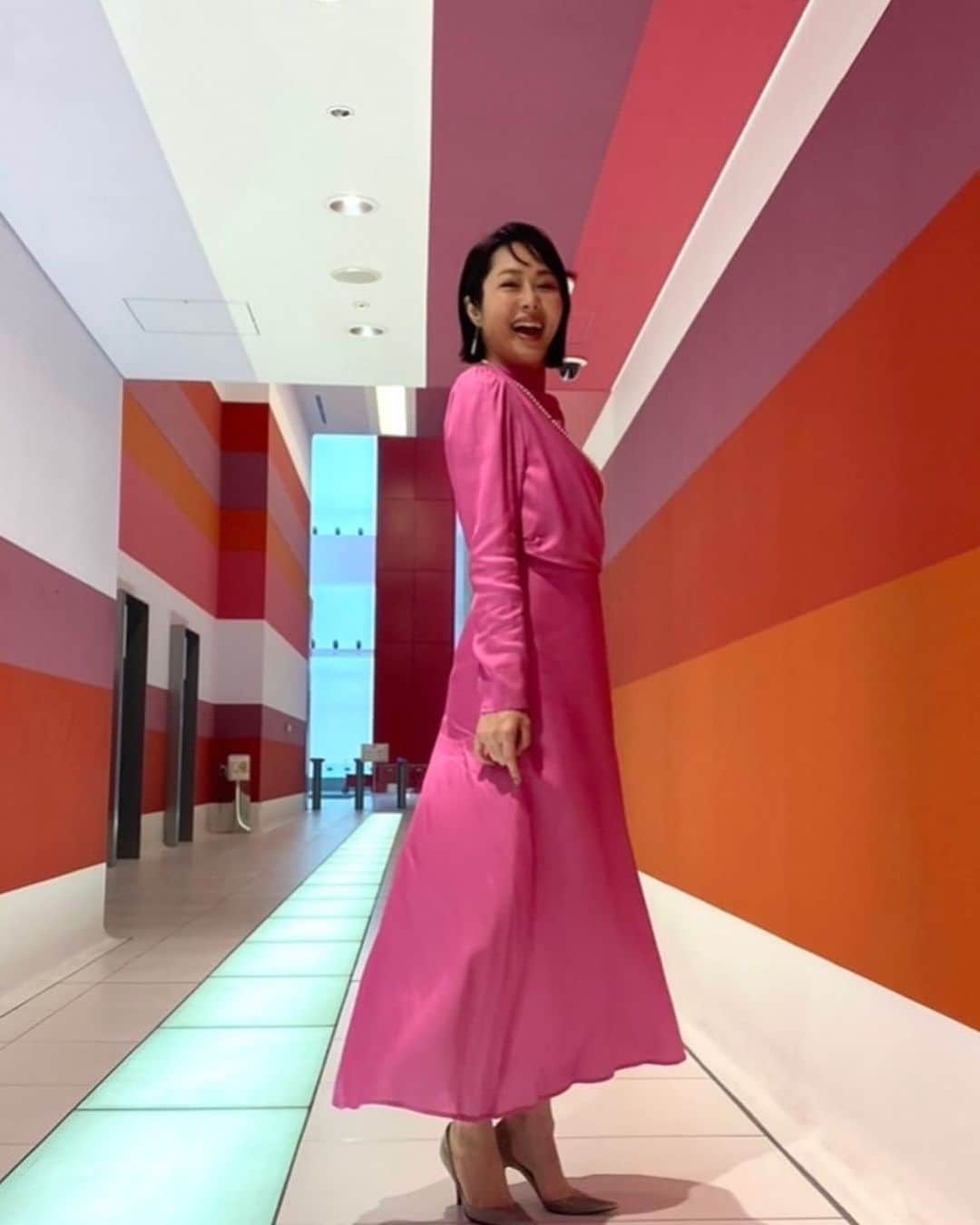 藤井美加子さんのインスタグラム写真 - (藤井美加子Instagram)「✴︎ QVCのお衣装🩷 鮮やかなピンクのドレスをスタイリストさんがご用意して下さいました。  TO-Ⅱ🥚多くの皆さまにご購入いただきました。QVCベストセラー33期連続受賞🏅の商品の持つ力とお客様のお陰です。  私も更に商品の良さをお伝え出来るように精進いたします！　  次は15日14:00〜/20:00〜に出演します！ハリ艶肌に導く卵殻膜高配合“スーパーオーディ美容液“です🐣✨  #qvc  #アルマード #美肌食マイスター #美肌エキスパート #三木美加子 #ご一緒した全ての皆さま #ありがとうございました」12月11日 15時20分 - mikako_miki