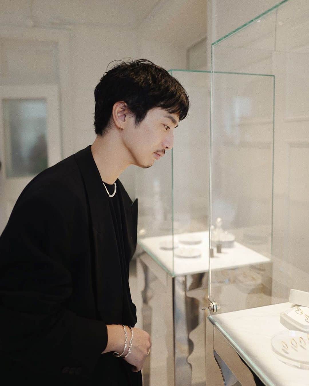 陣内勇人のインスタグラム：「@blanciris_official Osaka opening reception  煌びやかなジュエリーが パリのショウルームのような真っ白な世界と 沢山の窓からの光で輝きを放つ。  待ち侘びたこの空間に入った瞬間の高揚感。  何年もにわたり集めた ブランイリスコレクションを纏い そして 新しくシュバリエリングを迎えた。  いつも肌身離さずのゴールドリングとシュバリエで 休日を。 なんてことを思い描きながら。  是非とも 昼と夕のあいだの美しい時間に訪れてほしい。  2023.12.11 grand open congratulations! @blanciris_official @hiromiaraki_blanciris  #blanciris #osaka #jewelry」