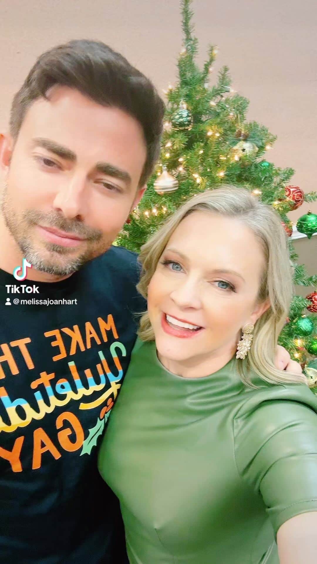 メリッサ・ジョーン・ハートのインスタグラム：「Baby it's time to scurry out of #ChristmasCon! Merry Christmas and see you all next year at @thats4ent. @jonathandbennett @ashleywilliamsandcompany @benjaminayres @danicamckellar @cameronmathison @theerincahill @awalkk35 @aliciawitty @wesbrown225」