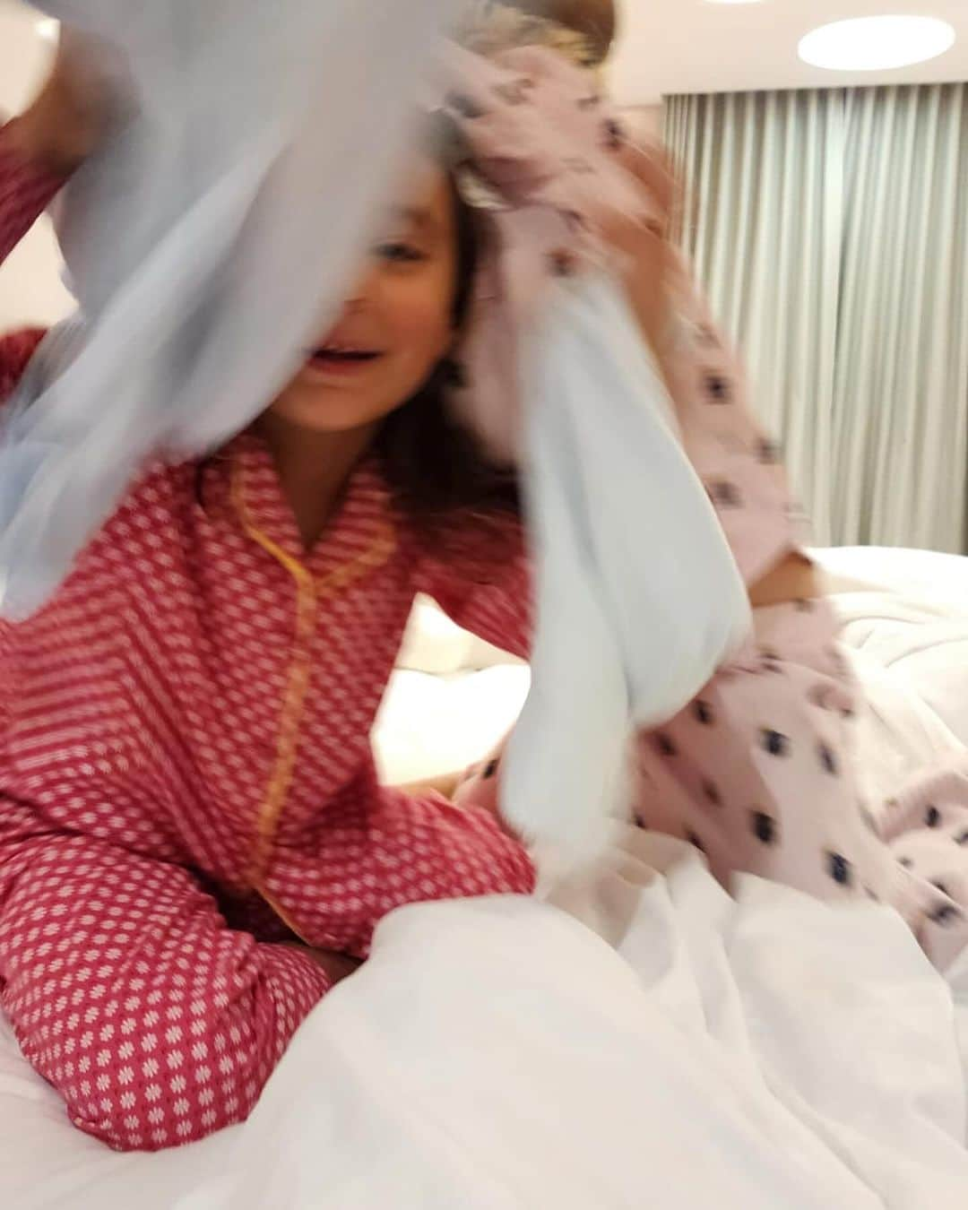 Tic iPinheiroさんのインスタグラム写真 - (Tic iPinheiroInstagram)「SLEEPOVER de FOFURA ❤️  As irmãs da Rafa fazendo a maior bagunça na cama dela sem ela estar 😂 Quem também amava dormir na casa das amigas quando criança?」12月11日 6時45分 - ticipinheiro