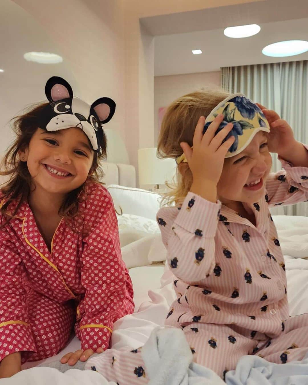 Tic iPinheiroさんのインスタグラム写真 - (Tic iPinheiroInstagram)「SLEEPOVER de FOFURA ❤️  As irmãs da Rafa fazendo a maior bagunça na cama dela sem ela estar 😂 Quem também amava dormir na casa das amigas quando criança?」12月11日 6時45分 - ticipinheiro