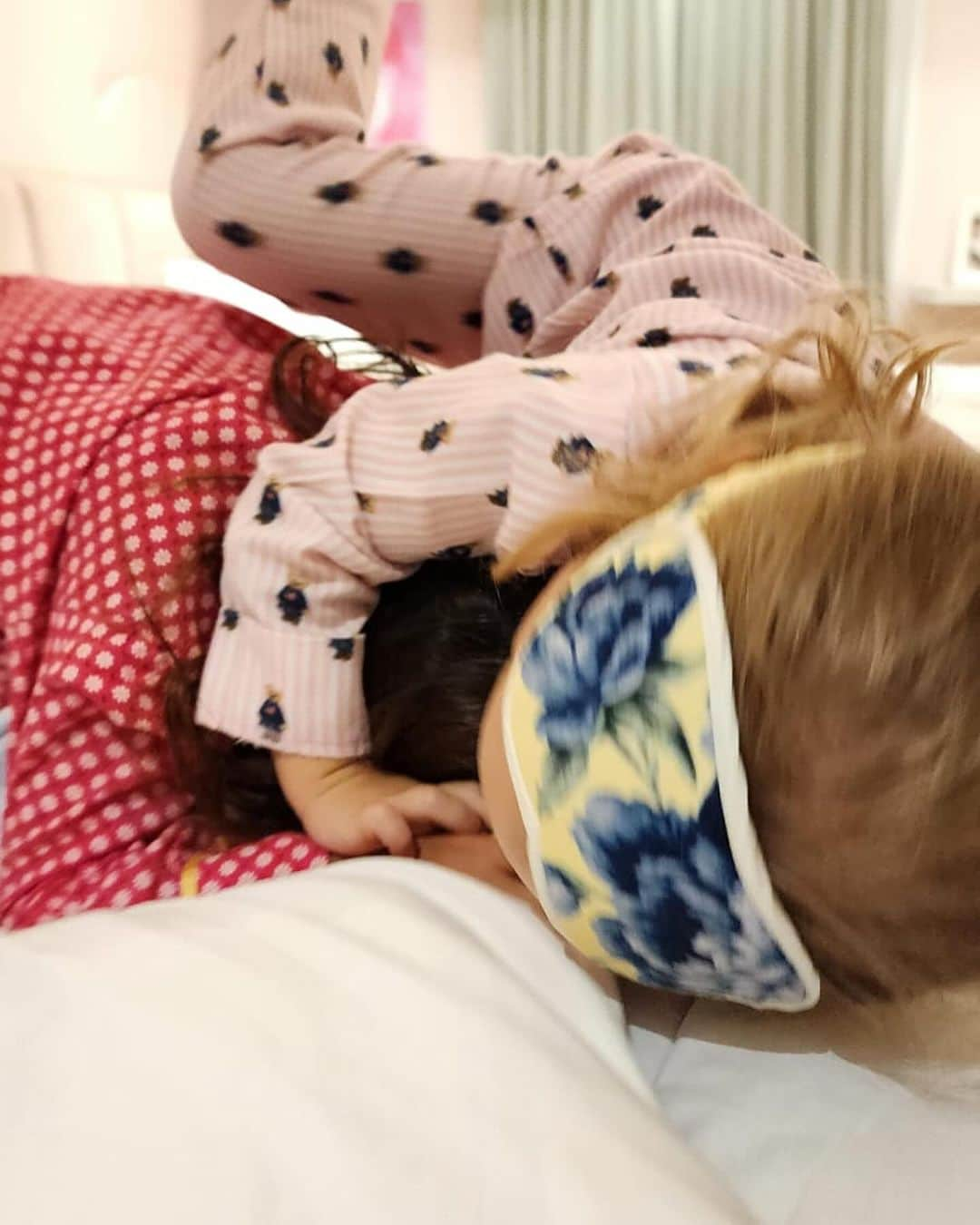 Tic iPinheiroさんのインスタグラム写真 - (Tic iPinheiroInstagram)「SLEEPOVER de FOFURA ❤️  As irmãs da Rafa fazendo a maior bagunça na cama dela sem ela estar 😂 Quem também amava dormir na casa das amigas quando criança?」12月11日 6時45分 - ticipinheiro