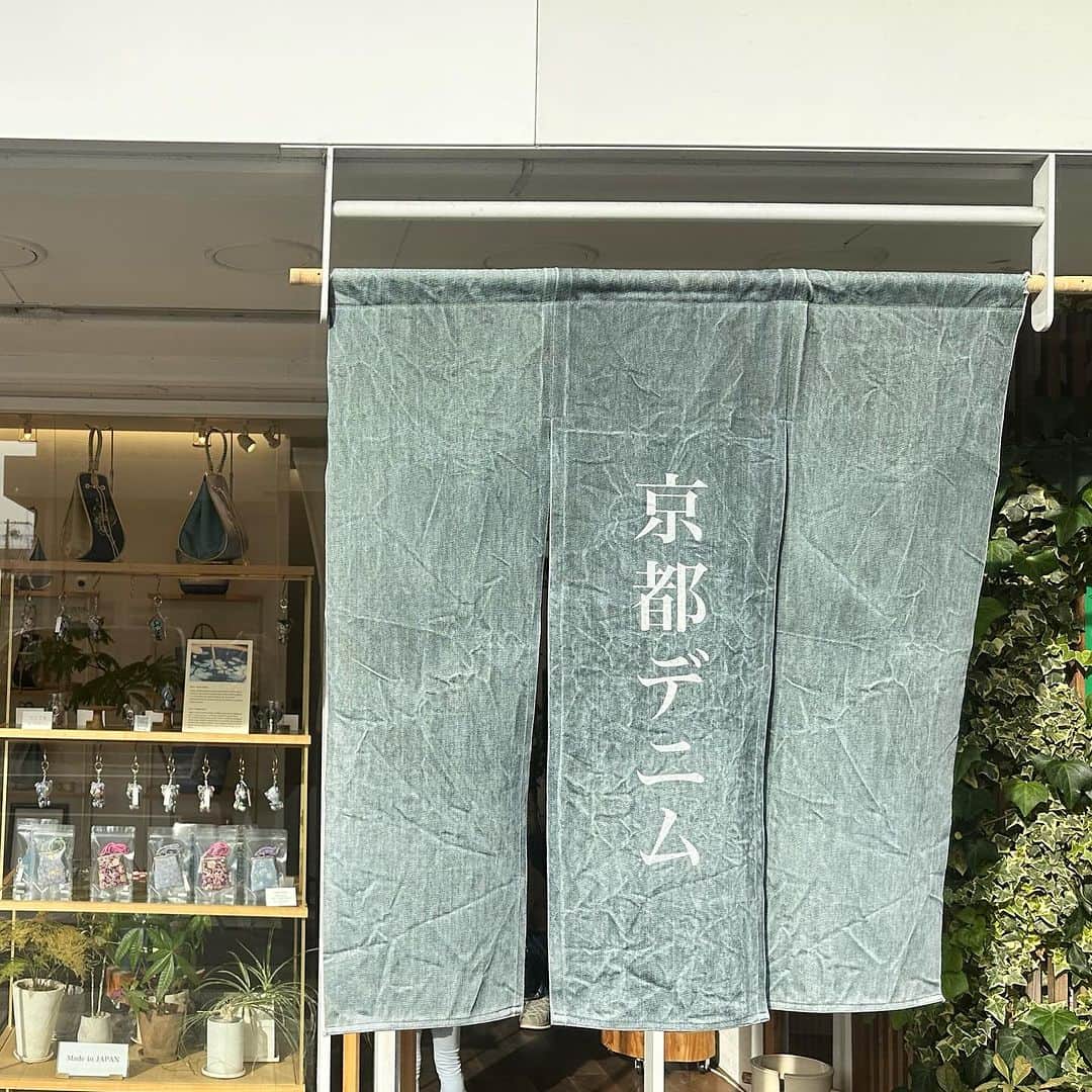 澤野井香里さんのインスタグラム写真 - (澤野井香里Instagram)「#友禅染め や#組紐 など京都の美しい伝統工芸を生かしたとても丁寧に作られている#京都デニム のお守り入れ♡  一つづつお顔の違う#でにぐま 🐻ちゃんもとても可愛くて、紐で長さ調整できるからMもお気に入り🤭  ちょっとした小物入れにピッタリ💕  手持ちのデニム👖に好きな柄入れができたりもするょ^ - ^  #ks_23✨ #ks_kyoto✨ #pr @kyoto_denim #京都デニム #京都お土産 #京都駅 #京都限定 #京都お守り入れ #デニムバッグ #京都みやげ  #京都 #伝統工芸 #伝統工芸品」12月11日 6時47分 - kaori_sawanoi