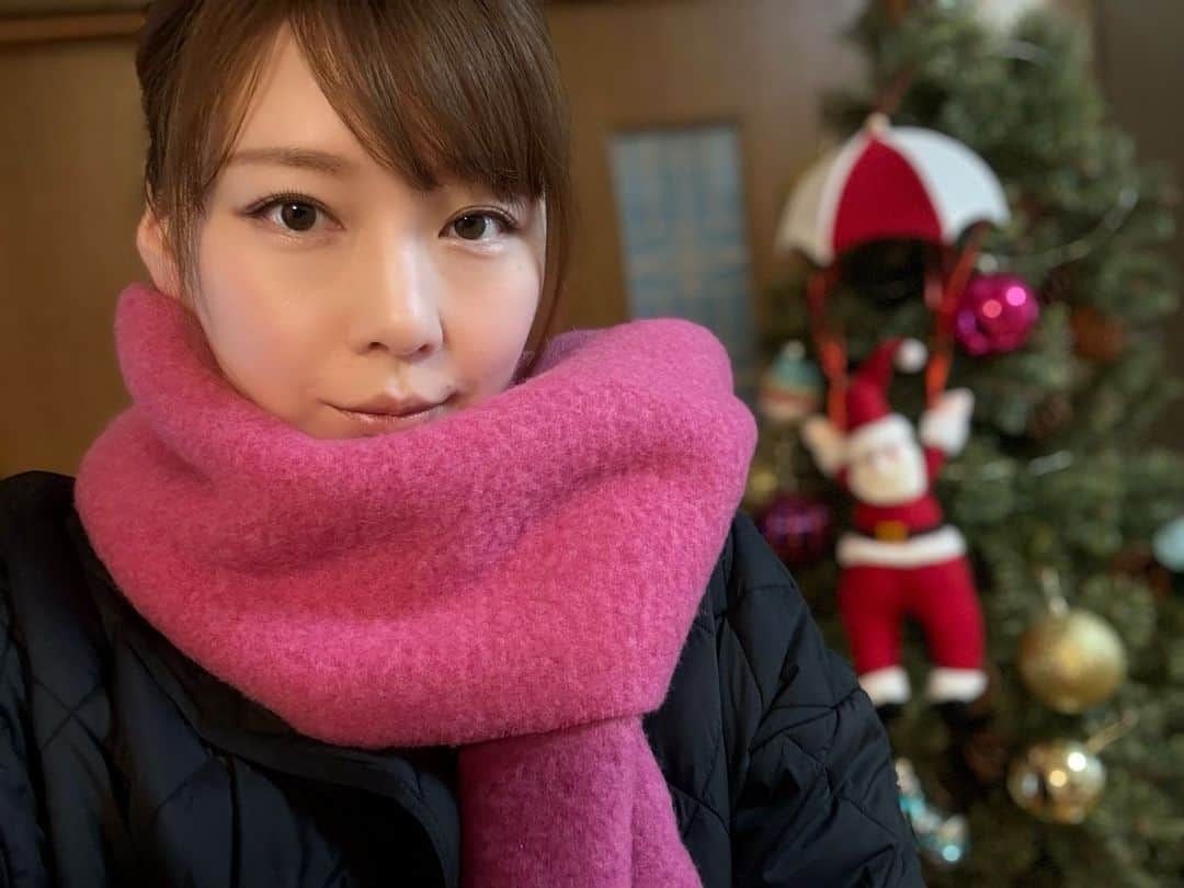 あやつるぽんのインスタグラム：「こないだユニクロまで走って . . . 買ったチャンキーストール 色最高！かわいいい あたたかい ブルーも欲しかったけど完売していた 寒いような たまに暑い日もまだあって 12月なのに驚いてますが 毎日お疲れ様です！ いってらっしゃーい  . . . #ユニクロ購入品 #ユニクロコーデ」