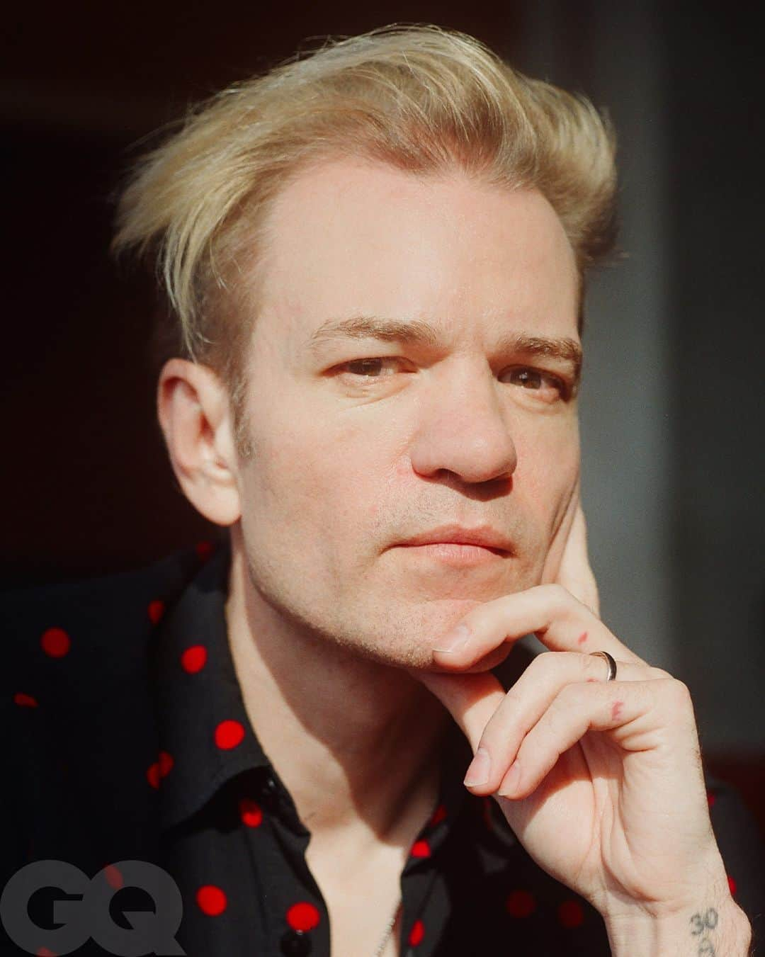 GQのインスタグラム：「Why is Sum 41 breaking up? The short answer? @deryckwhibley is tired. “For the first time, I was looking at it, and I went, ‘I don’t know if I want to be out that long.’ That was the first time I’d ever said that in my life,” he told GQ in an intimate, wide-ranging conversation.  Read all about why Deryck Whibley is breaking up the band at the link in bio.  Written by @yanggoh Photos by @bradleygolding」