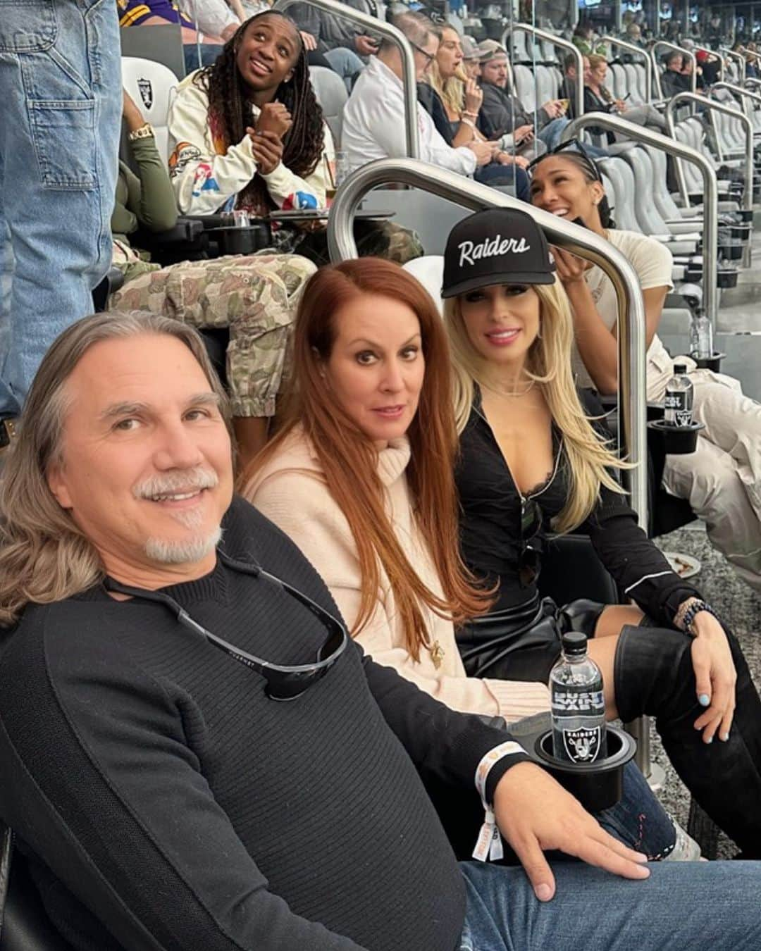 オリアンティのインスタグラム：「With these fabulous people @risamargo @rocketm2010 and so@e of the awesome @lvaces watching @raiders」