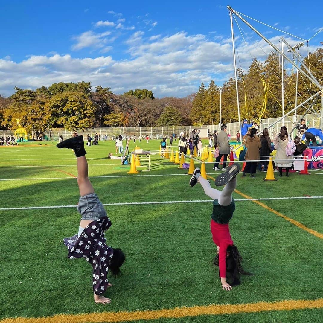 大和田美帆さんのインスタグラム写真 - (大和田美帆Instagram)「. 小学生のとき側転でコンビニに通っていた(横断歩道も) 大和田美帆の娘も、、、  側転大好き少女に育ちました。 (花柄がワガコ)  勧めてないし教えてないのに不思議ね。  おともだちも側転ハマり中。  躍動感しかない2人。 最高。  #小学２年生#側転大好き#広いところにいくと必ず側転 #幼稚園からのお友だち#私はどこでも逆立ちしてた#娘も逆立ち好き#cartwheel」12月11日 7時38分 - miho_ohwada